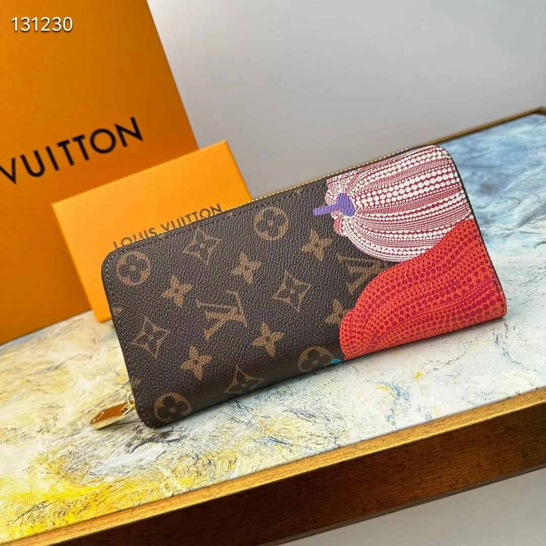 p130💰 M63095 This LV x YK straight zipper wallet is derived from the Louis Vuitton x Yayoi Kusama joint series, showing the brand's passion for the art world. Yayoi Kusama has had a special liking for pumpkins since she was a child. She was deeply attracted by their warmth and cute shapes, which inspired her creation. The classic wallet style is printed with a checkered pumpkin print pattern, adding bright and colorful geometric embellishments to the Monogram Eclipse Reverse canvas, creating a fun, unique and practical daily accessory. 10 cm