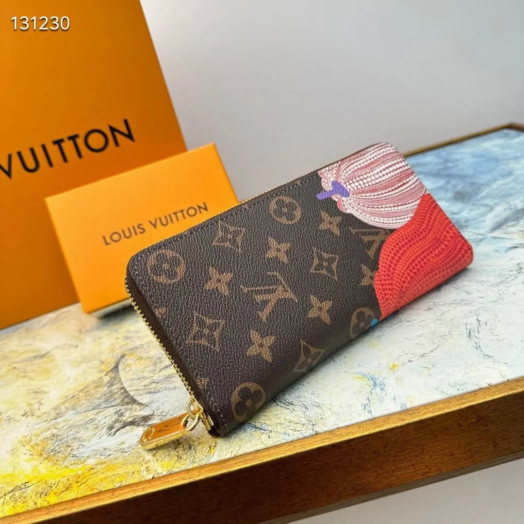 p130💰 M63095 This LV x YK straight zipper wallet is derived from the Louis Vuitton x Yayoi Kusama joint series, showing the brand's passion for the art world. Yayoi Kusama has had a special liking for pumpkins since she was a child. She was deeply attracted by their warmth and cute shapes, which inspired her creation. The classic wallet style is printed with a checkered pumpkin print pattern, adding bright and colorful geometric embellishments to the Monogram Eclipse Reverse canvas, creating a fun, unique and practical daily accessory. 10 cm