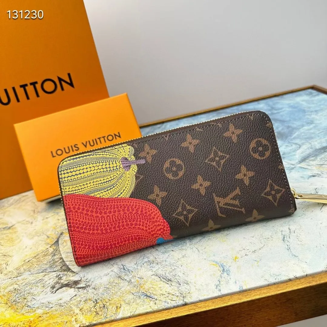 p130💰 M63095 This LV x YK straight zipper wallet is derived from the Louis Vuitton x Yayoi Kusama joint series, showing the brand's passion for the art world. Yayoi Kusama has had a special liking for pumpkins since she was a child. She was deeply attracted by their warmth and cute shapes, which inspired her creation. The classic wallet style is printed with a checkered pumpkin print pattern, adding bright and colorful geometric embellishments to the Monogram Eclipse Reverse canvas, creating a fun, unique and practical daily accessory. 10 cm