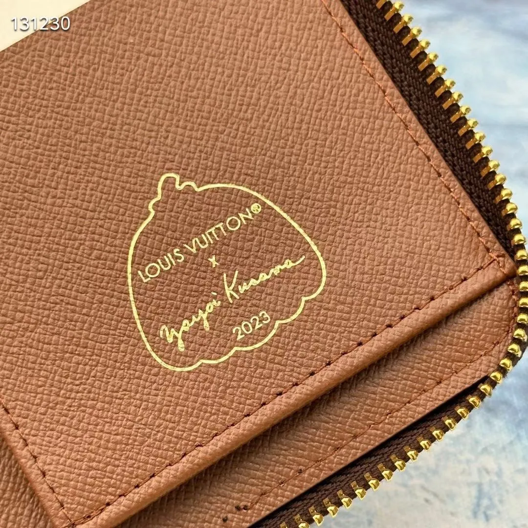 p130💰 M63095 This LV x YK straight zipper wallet is derived from the Louis Vuitton x Yayoi Kusama joint series, showing the brand's passion for the art world. Yayoi Kusama has had a special liking for pumpkins since she was a child. She was deeply attracted by their warmth and cute shapes, which inspired her creation. The classic wallet style is printed with a checkered pumpkin print pattern, adding bright and colorful geometric embellishments to the Monogram Eclipse Reverse canvas, creating a fun, unique and practical daily accessory. 10 cm