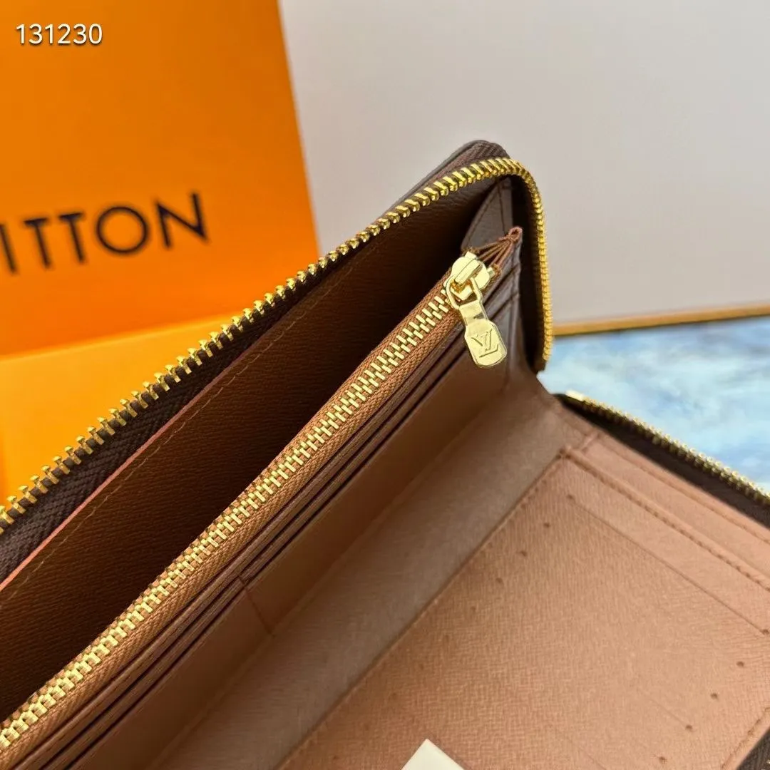 p130💰 M63095 This LV x YK straight zipper wallet is derived from the Louis Vuitton x Yayoi Kusama joint series, showing the brand's passion for the art world. Yayoi Kusama has had a special liking for pumpkins since she was a child. She was deeply attracted by their warmth and cute shapes, which inspired her creation. The classic wallet style is printed with a checkered pumpkin print pattern, adding bright and colorful geometric embellishments to the Monogram Eclipse Reverse canvas, creating a fun, unique and practical daily accessory. 10 cm