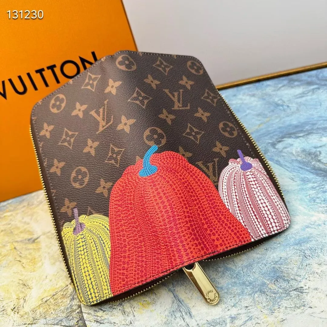 p130💰 M63095 This LV x YK straight zipper wallet is derived from the Louis Vuitton x Yayoi Kusama joint series, showing the brand's passion for the art world. Yayoi Kusama has had a special liking for pumpkins since she was a child. She was deeply attracted by their warmth and cute shapes, which inspired her creation. The classic wallet style is printed with a checkered pumpkin print pattern, adding bright and colorful geometric embellishments to the Monogram Eclipse Reverse canvas, creating a fun, unique and practical daily accessory. 10 cm