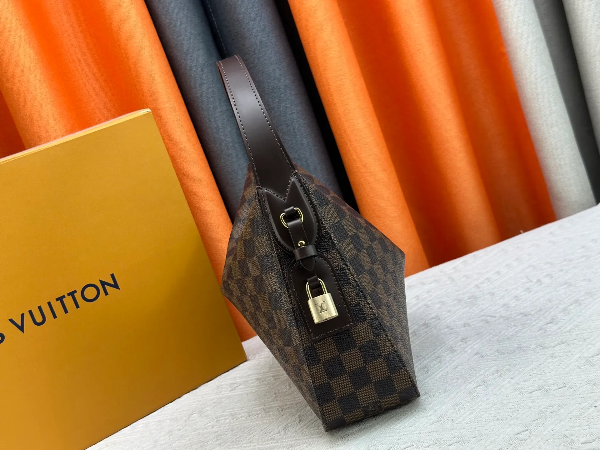 P260 Upgraded version [Official latest model, real shot of the version made] M12097-M12098-M11952-M00126 This Vanity Pouch handbag comes from the Louis Vuitton Coated canvas is trimmed with calfskin, while a zipper closure, detachable chain and LV-engraved padlock add a metallic sheen. Dimensions: 41.0 × 33.0 × 10.0 Dimensions, 32.5x22.0x9.0