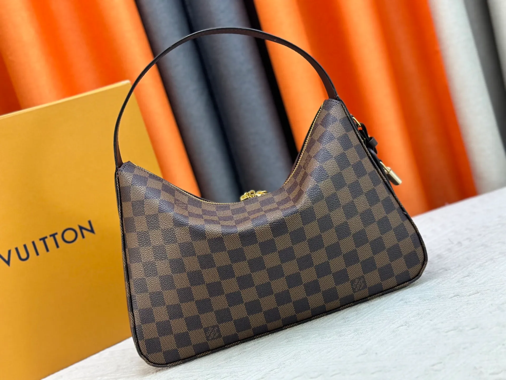 P260 Upgraded version [Official latest model, real shot of the version made] M12097-M12098-M11952-M00126 This Vanity Pouch handbag comes from the Louis Vuitton Coated canvas is trimmed with calfskin, while a zipper closure, detachable chain and LV-engraved padlock add a metallic sheen. Dimensions: 41.0 × 33.0 × 10.0 Dimensions, 32.5x22.0x9.0