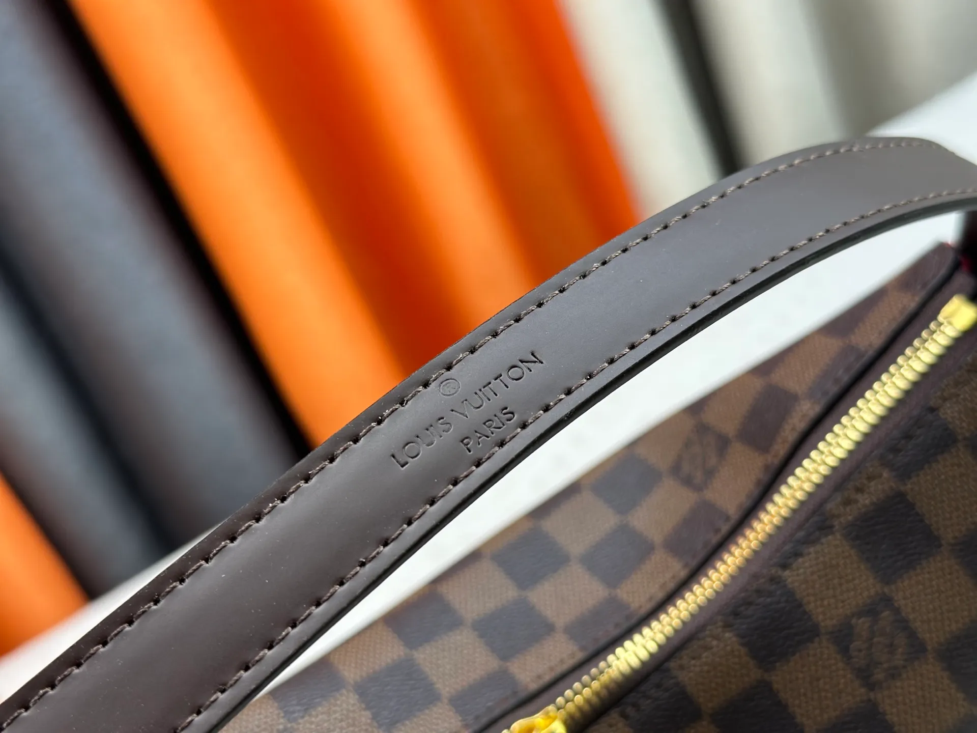 P260 Upgraded version [Official latest model, real shot of the version made] M12097-M12098-M11952-M00126 This Vanity Pouch handbag comes from the Louis Vuitton Coated canvas is trimmed with calfskin, while a zipper closure, detachable chain and LV-engraved padlock add a metallic sheen. Dimensions: 41.0 × 33.0 × 10.0 Dimensions, 32.5x22.0x9.0