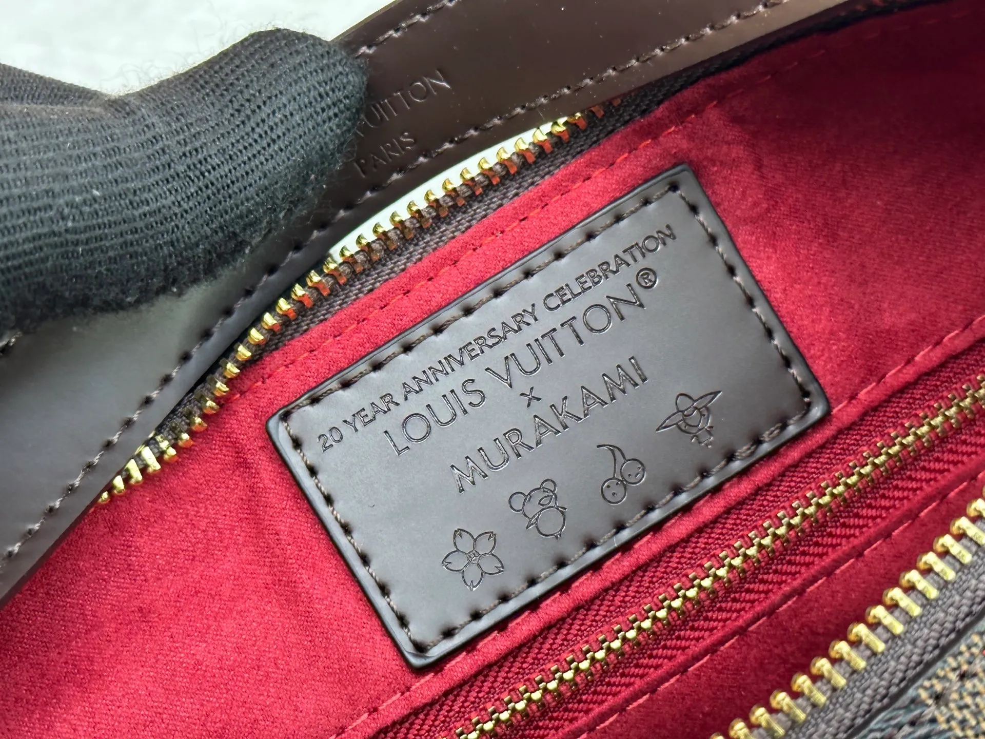 P260 Upgraded version [Official latest model, real shot of the version made] M12097-M12098-M11952-M00126 This Vanity Pouch handbag comes from the Louis Vuitton Coated canvas is trimmed with calfskin, while a zipper closure, detachable chain and LV-engraved padlock add a metallic sheen. Dimensions: 41.0 × 33.0 × 10.0 Dimensions, 32.5x22.0x9.0