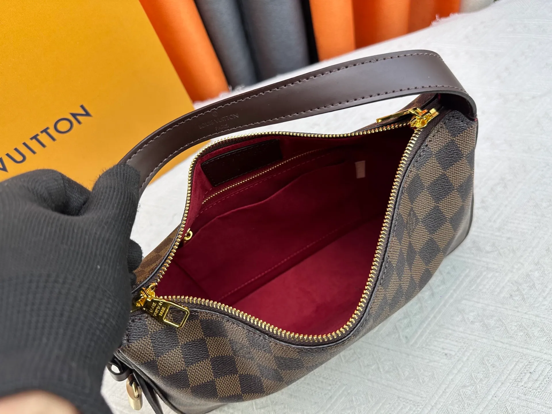 P260 Upgraded version [Official latest model, real shot of the version made] M12097-M12098-M11952-M00126 This Vanity Pouch handbag comes from the Louis Vuitton Coated canvas is trimmed with calfskin, while a zipper closure, detachable chain and LV-engraved padlock add a metallic sheen. Dimensions: 41.0 × 33.0 × 10.0 Dimensions, 32.5x22.0x9.0