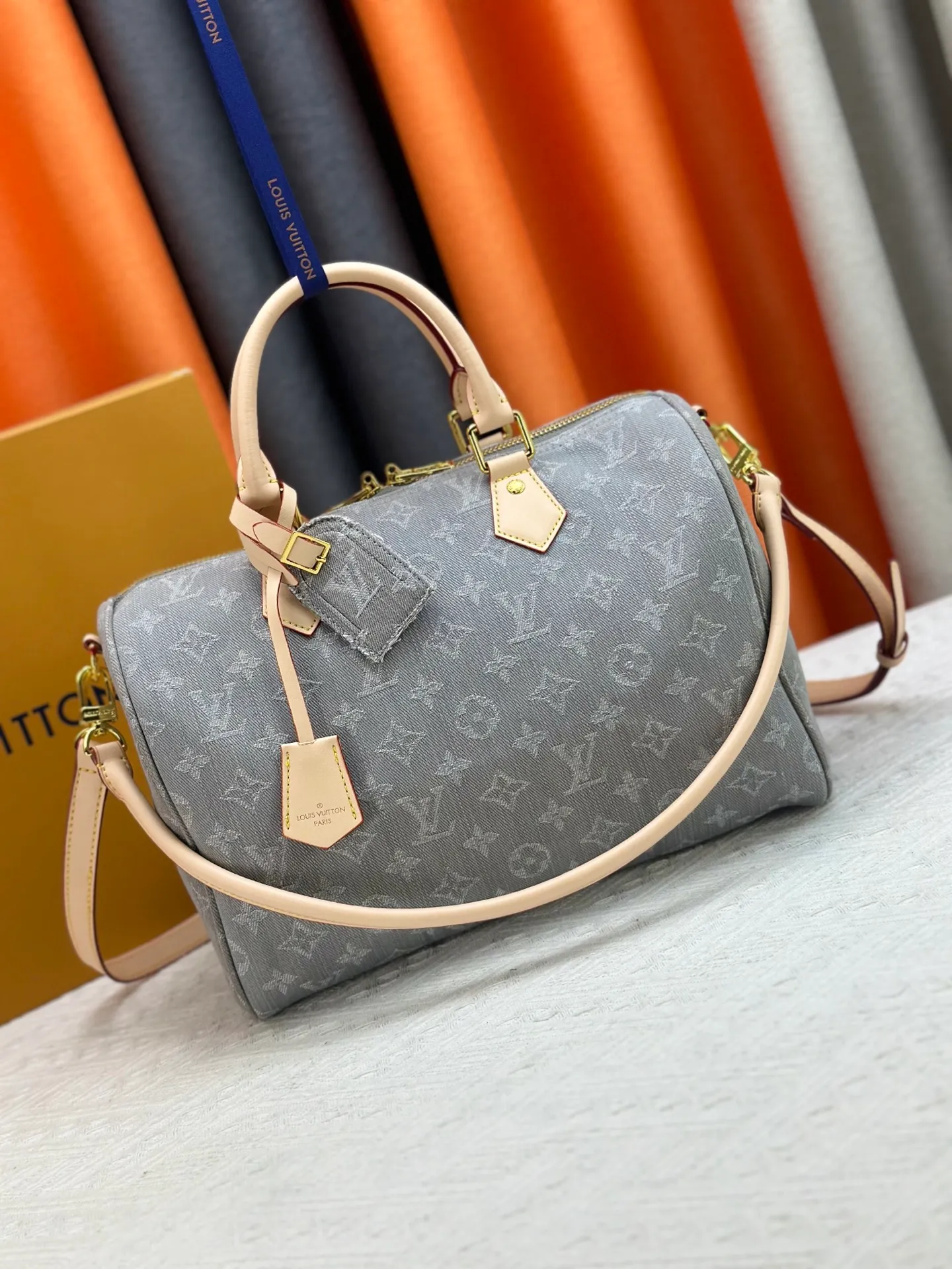 P300 M13344 Upgraded original version💪[Exclusive real shot background picture]✨This Speedy Soft 30 handbag relies on Louis Vuitton's exquisite bleaching process to trace the Monogram Denim pattern born in 2005 on the cotton surface, and then uses leather trim and glossy metal parts to highlight the details. The key bag and detachable nameplate pay tribute to the brand's trunk-making heritage. The detachable Toron handle provides a comfortable shoulder carrying experience. size：30x21x17cm