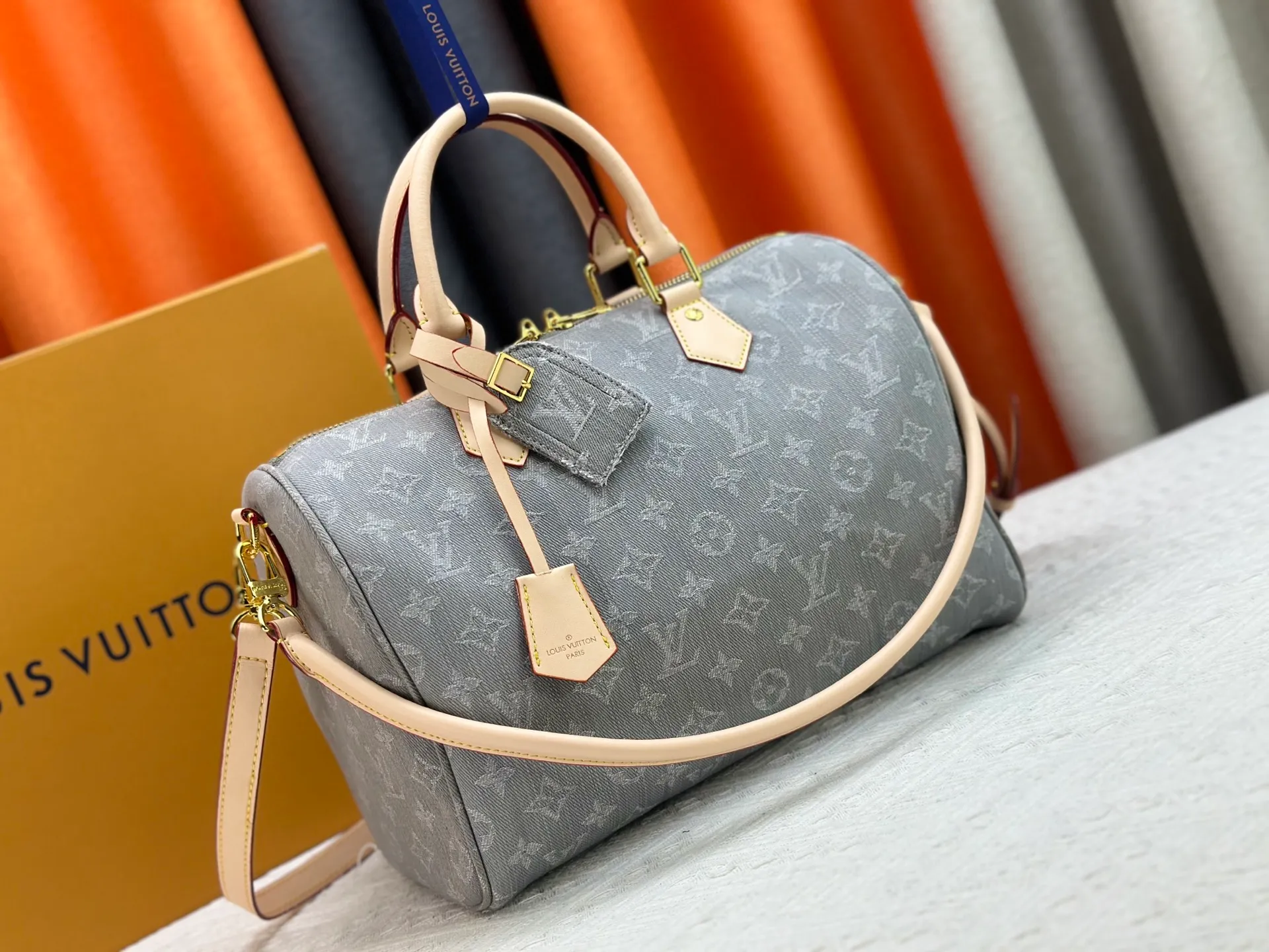 P300 M13344 Upgraded original version💪[Exclusive real shot background picture]✨This Speedy Soft 30 handbag relies on Louis Vuitton's exquisite bleaching process to trace the Monogram Denim pattern born in 2005 on the cotton surface, and then uses leather trim and glossy metal parts to highlight the details. The key bag and detachable nameplate pay tribute to the brand's trunk-making heritage. The detachable Toron handle provides a comfortable shoulder carrying experience. size：30x21x17cm