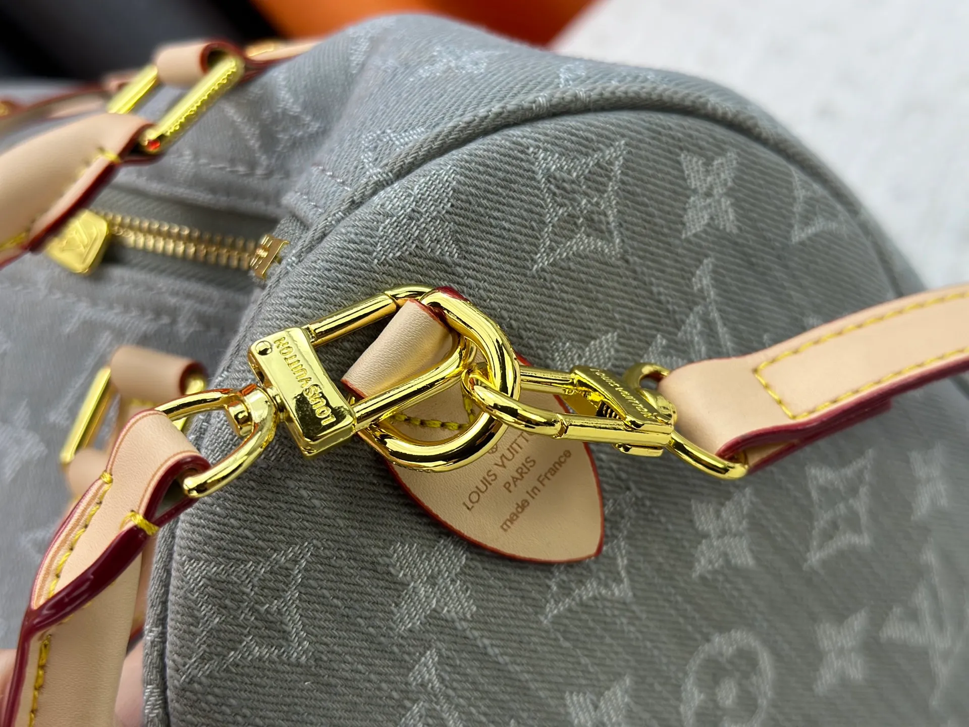 P300 M13344 Upgraded original version💪[Exclusive real shot background picture]✨This Speedy Soft 30 handbag relies on Louis Vuitton's exquisite bleaching process to trace the Monogram Denim pattern born in 2005 on the cotton surface, and then uses leather trim and glossy metal parts to highlight the details. The key bag and detachable nameplate pay tribute to the brand's trunk-making heritage. The detachable Toron handle provides a comfortable shoulder carrying experience. size：30x21x17cm