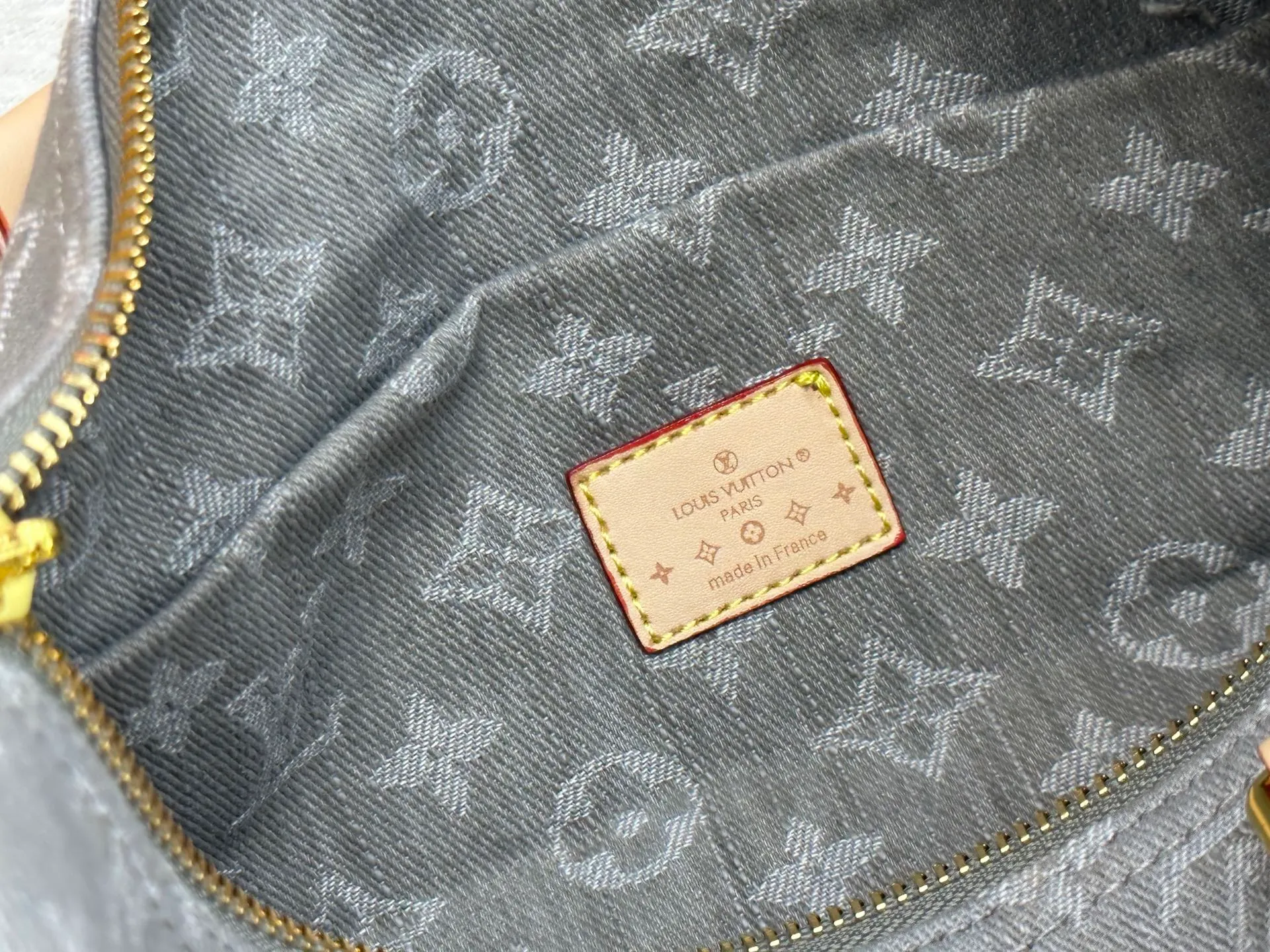 P300 M13344 Upgraded original version💪[Exclusive real shot background picture]✨This Speedy Soft 30 handbag relies on Louis Vuitton's exquisite bleaching process to trace the Monogram Denim pattern born in 2005 on the cotton surface, and then uses leather trim and glossy metal parts to highlight the details. The key bag and detachable nameplate pay tribute to the brand's trunk-making heritage. The detachable Toron handle provides a comfortable shoulder carrying experience. size：30x21x17cm