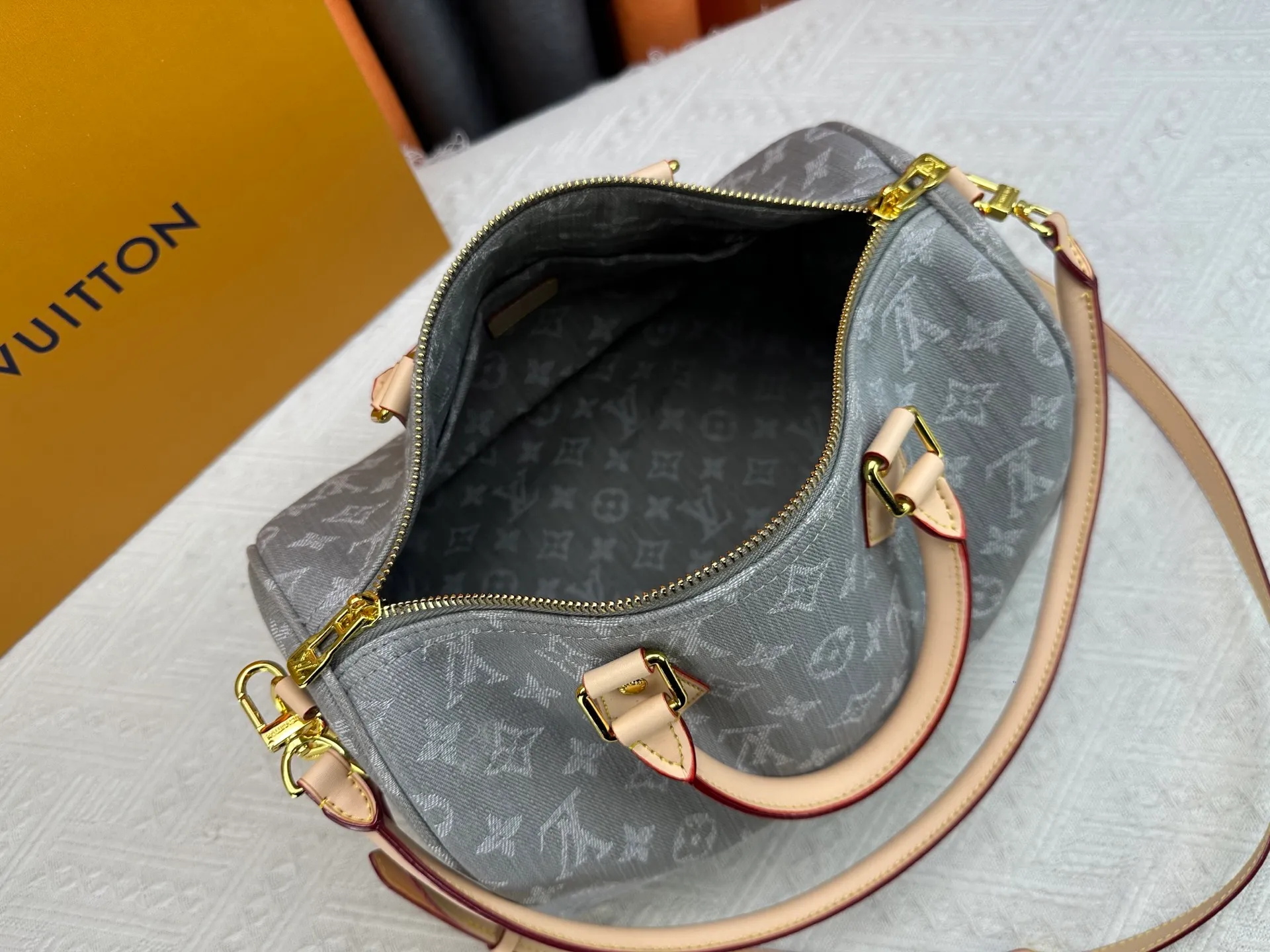 P300 M13344 Upgraded original version💪[Exclusive real shot background picture]✨This Speedy Soft 30 handbag relies on Louis Vuitton's exquisite bleaching process to trace the Monogram Denim pattern born in 2005 on the cotton surface, and then uses leather trim and glossy metal parts to highlight the details. The key bag and detachable nameplate pay tribute to the brand's trunk-making heritage. The detachable Toron handle provides a comfortable shoulder carrying experience. size：30x21x17cm