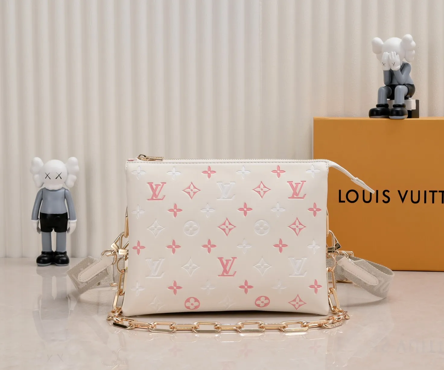¥340💰 Exclusive real shot-upgraded version ‼ ️ M21353 color printing 57790 This small Coussin handbag is made of Monogram embossed sheep leather, and the floral pattern is cleverly integrated into the LV letters and Monogram flowers. The chunky chain makes it easy to carry over the shoulder, and the wide adjustable fabric strap makes it easy to wear cross-body. Dimensions: 26.0 x 20.0 x 12.0 cm (length x height x width)