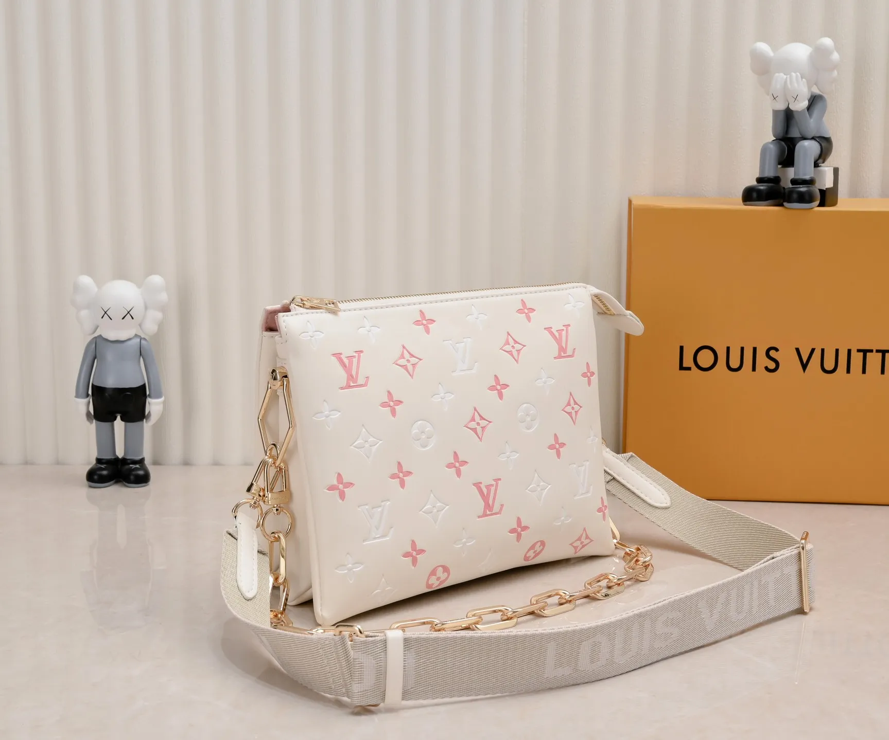 ¥340💰 Exclusive real shot-upgraded version ‼ ️ M21353 color printing 57790 This small Coussin handbag is made of Monogram embossed sheep leather, and the floral pattern is cleverly integrated into the LV letters and Monogram flowers. The chunky chain makes it easy to carry over the shoulder, and the wide adjustable fabric strap makes it easy to wear cross-body. Dimensions: 26.0 x 20.0 x 12.0 cm (length x height x width)