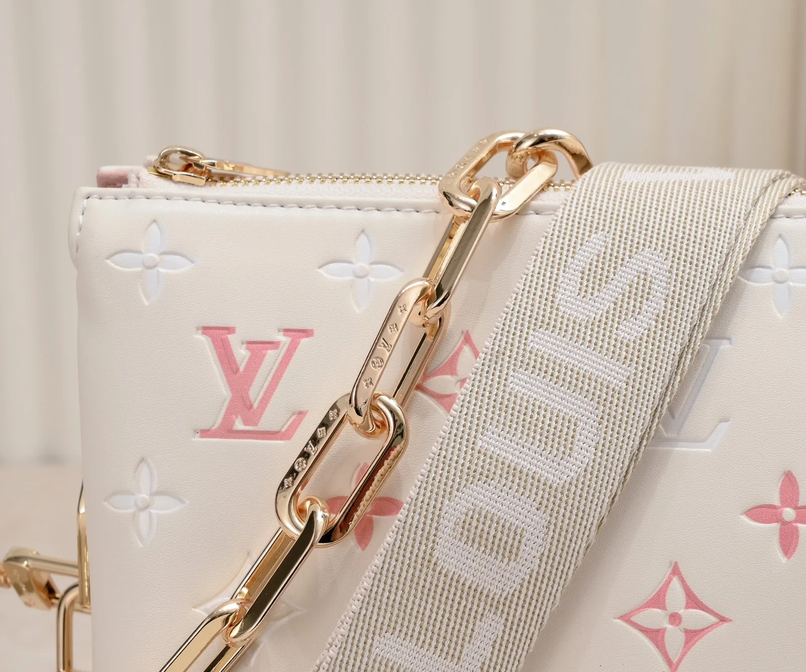 ¥340💰 Exclusive real shot-upgraded version ‼ ️ M21353 color printing 57790 This small Coussin handbag is made of Monogram embossed sheep leather, and the floral pattern is cleverly integrated into the LV letters and Monogram flowers. The chunky chain makes it easy to carry over the shoulder, and the wide adjustable fabric strap makes it easy to wear cross-body. Dimensions: 26.0 x 20.0 x 12.0 cm (length x height x width)