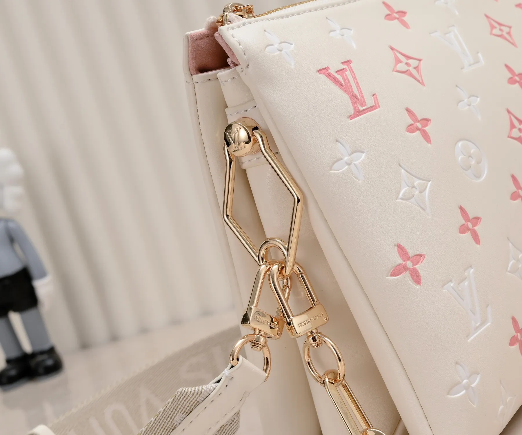 ¥340💰 Exclusive real shot-upgraded version ‼ ️ M21353 color printing 57790 This small Coussin handbag is made of Monogram embossed sheep leather, and the floral pattern is cleverly integrated into the LV letters and Monogram flowers. The chunky chain makes it easy to carry over the shoulder, and the wide adjustable fabric strap makes it easy to wear cross-body. Dimensions: 26.0 x 20.0 x 12.0 cm (length x height x width)