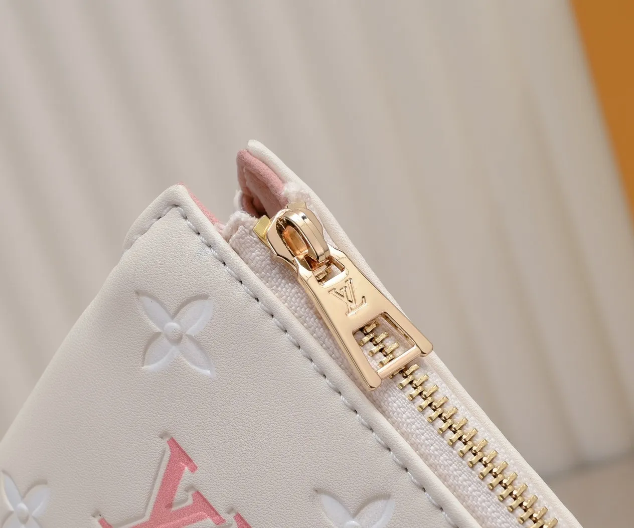 ¥340💰 Exclusive real shot-upgraded version ‼ ️ M21353 color printing 57790 This small Coussin handbag is made of Monogram embossed sheep leather, and the floral pattern is cleverly integrated into the LV letters and Monogram flowers. The chunky chain makes it easy to carry over the shoulder, and the wide adjustable fabric strap makes it easy to wear cross-body. Dimensions: 26.0 x 20.0 x 12.0 cm (length x height x width)