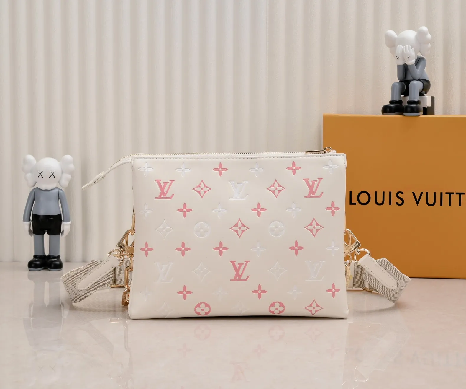 ¥340💰 Exclusive real shot-upgraded version ‼ ️ M21353 color printing 57790 This small Coussin handbag is made of Monogram embossed sheep leather, and the floral pattern is cleverly integrated into the LV letters and Monogram flowers. The chunky chain makes it easy to carry over the shoulder, and the wide adjustable fabric strap makes it easy to wear cross-body. Dimensions: 26.0 x 20.0 x 12.0 cm (length x height x width)