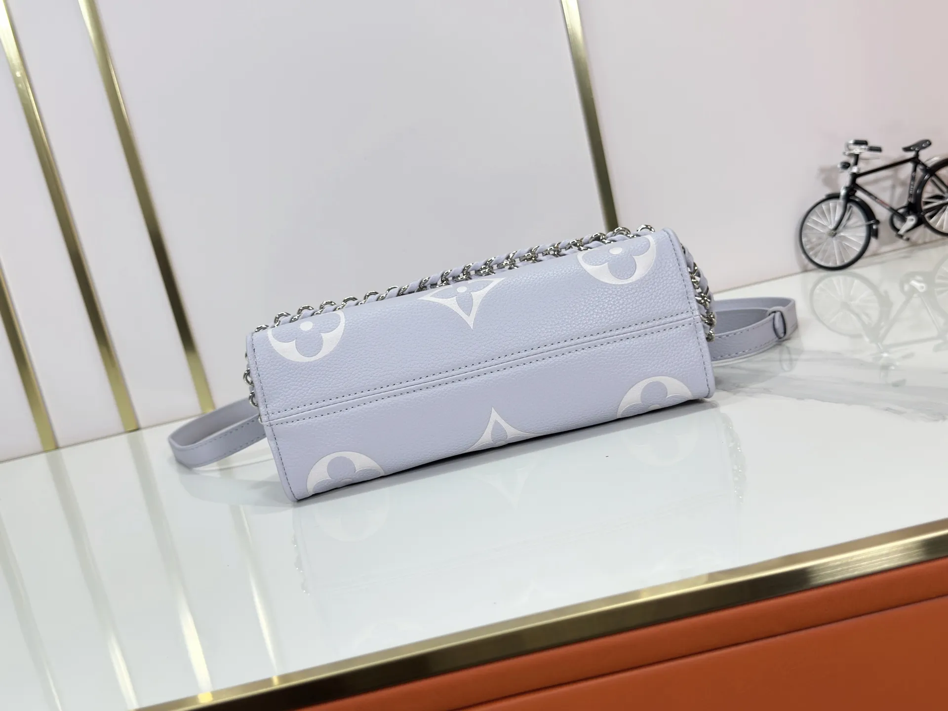 P240 Upgraded original M15192 M23640 M23698 M14213 M14236 M46653 This OnTheGo East West handbag is from the LV Milky Way series. It renders the iconic Monogram Empreinte leather in seasonal colors, complementing the shiny metal parts and detachable woven chain. The inner and outer compartments can store daily necessities in an orderly manner, and the compact size makes it easy to carry in a variety of ways. Dimensions: 25.0 x 13.0 x 10.0 cm (length x height x width)