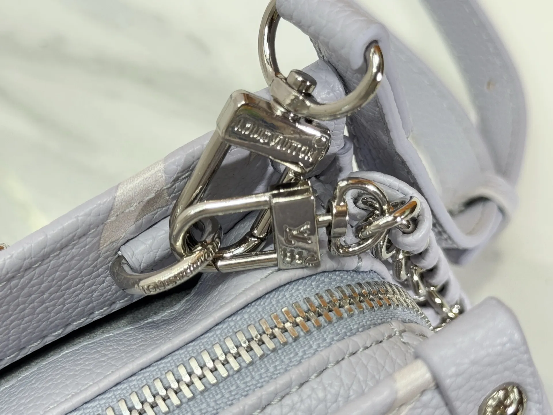 P240 Upgraded original M15192 M23640 M23698 M14213 M14236 M46653 This OnTheGo East West handbag is from the LV Milky Way series. It renders the iconic Monogram Empreinte leather in seasonal colors, complementing the shiny metal parts and detachable woven chain. The inner and outer compartments can store daily necessities in an orderly manner, and the compact size makes it easy to carry in a variety of ways. Dimensions: 25.0 x 13.0 x 10.0 cm (length x height x width)