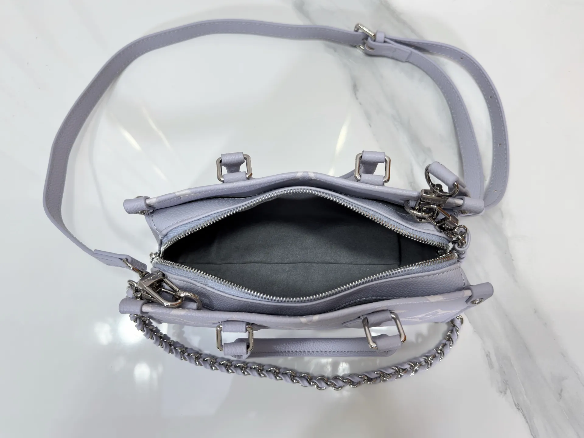 P240 Upgraded original M15192 M23640 M23698 M14213 M14236 M46653 This OnTheGo East West handbag is from the LV Milky Way series. It renders the iconic Monogram Empreinte leather in seasonal colors, complementing the shiny metal parts and detachable woven chain. The inner and outer compartments can store daily necessities in an orderly manner, and the compact size makes it easy to carry in a variety of ways. Dimensions: 25.0 x 13.0 x 10.0 cm (length x height x width)