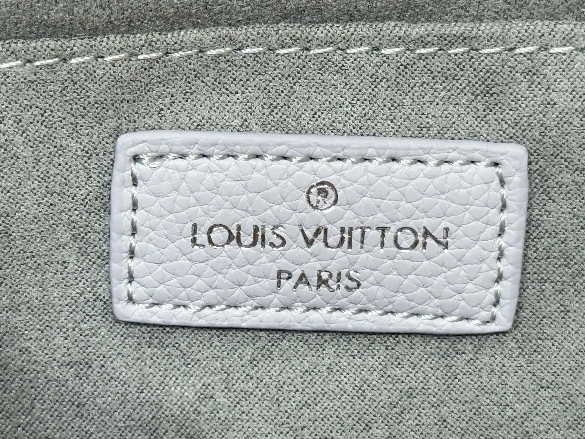 P240 Upgraded original M15192 M23640 M23698 M14213 M14236 M46653 This OnTheGo East West handbag is from the LV Milky Way series. It renders the iconic Monogram Empreinte leather in seasonal colors, complementing the shiny metal parts and detachable woven chain. The inner and outer compartments can store daily necessities in an orderly manner, and the compact size makes it easy to carry in a variety of ways. Dimensions: 25.0 x 13.0 x 10.0 cm (length x height x width)