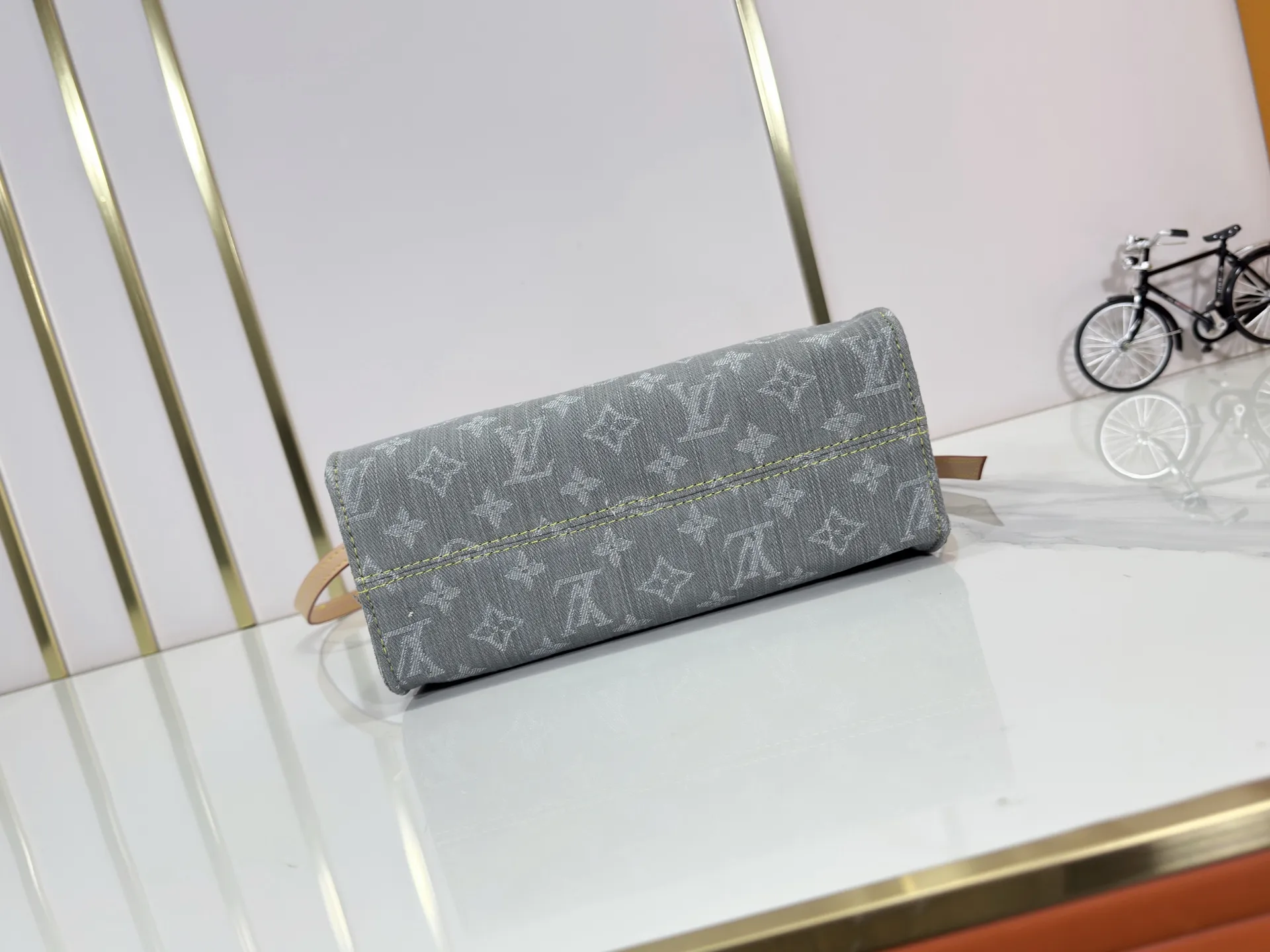 P260 Upgraded original M14633 M46373 Blue denim denim square bag This small OnTheGo handbag is made of cotton denim woven with Monogram pattern. It is bleached and sand washed to present a retro style. Detachable and Adjustable Shoulder Strap for a Subtle Fit The detachable shoulder strap makes it easy to carry small items like an iPad Mini with you. Detailed features 25x 19 x 11.5 cm.