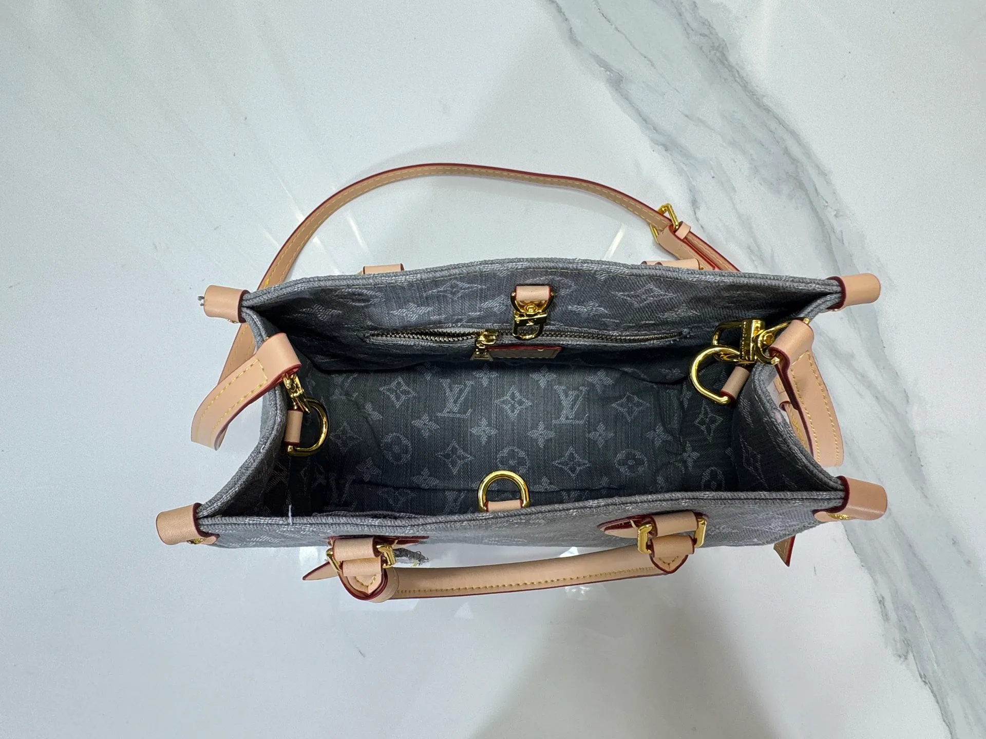 P260 Upgraded original M14633 M46373 Blue denim denim square bag This small OnTheGo handbag is made of cotton denim woven with Monogram pattern. It is bleached and sand washed to present a retro style. Detachable and Adjustable Shoulder Strap for a Subtle Fit The detachable shoulder strap makes it easy to carry small items like an iPad Mini with you. Detailed features 25x 19 x 11.5 cm.