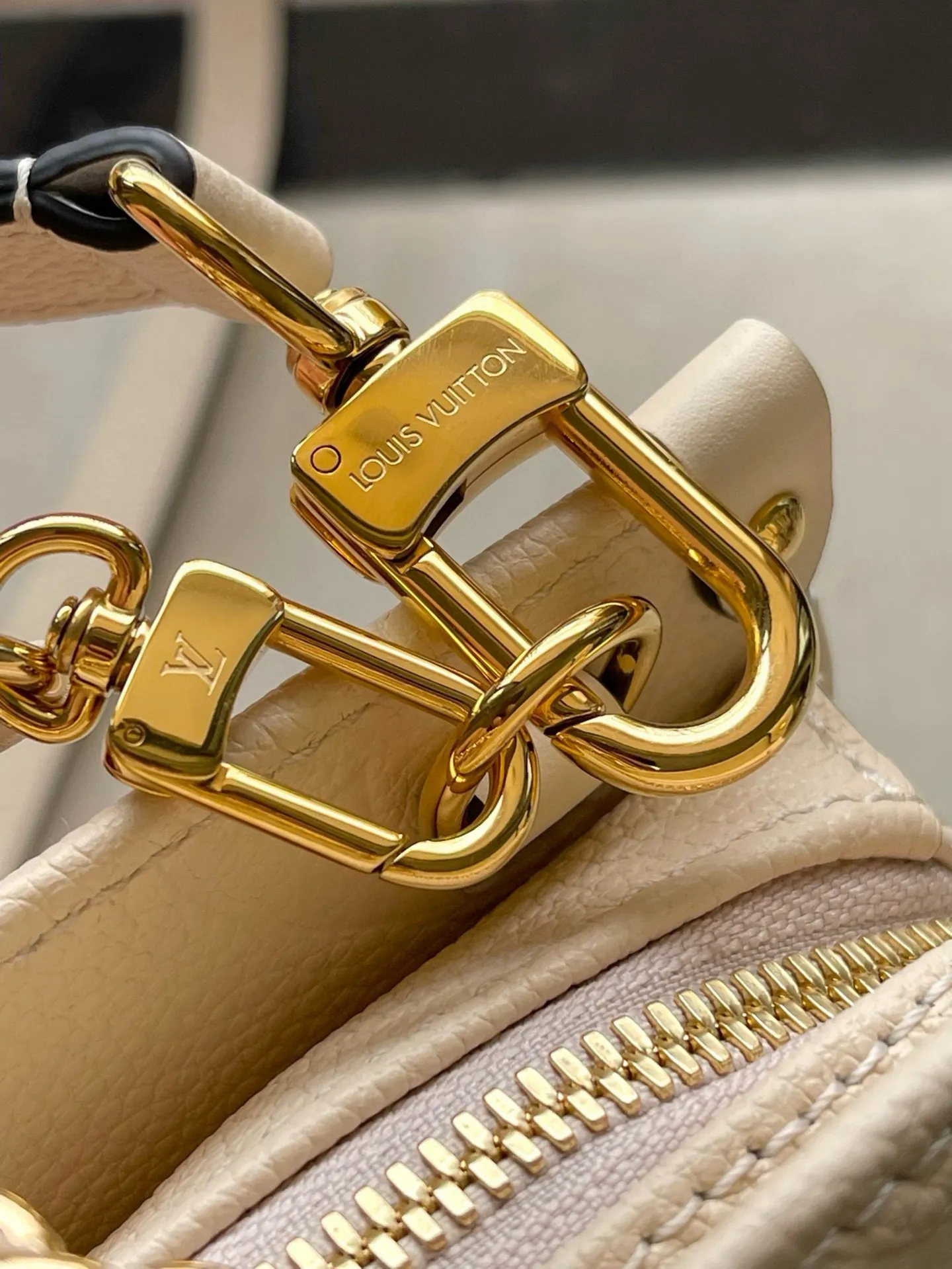 💰1100 (top layer leather) top original order M23698 off-white This small OnTheGo handbag is made of Monogram Empreinte leather embossed with Giant Monogram pattern, highlighting the soft and slender silhouette. The compact interior keeps your daily essentials organized, while the articulated top handle and detachable leather and woven chain shoulder strap allow for a variety of carrying options. Dimensions: 25 × 13 × 10 cm