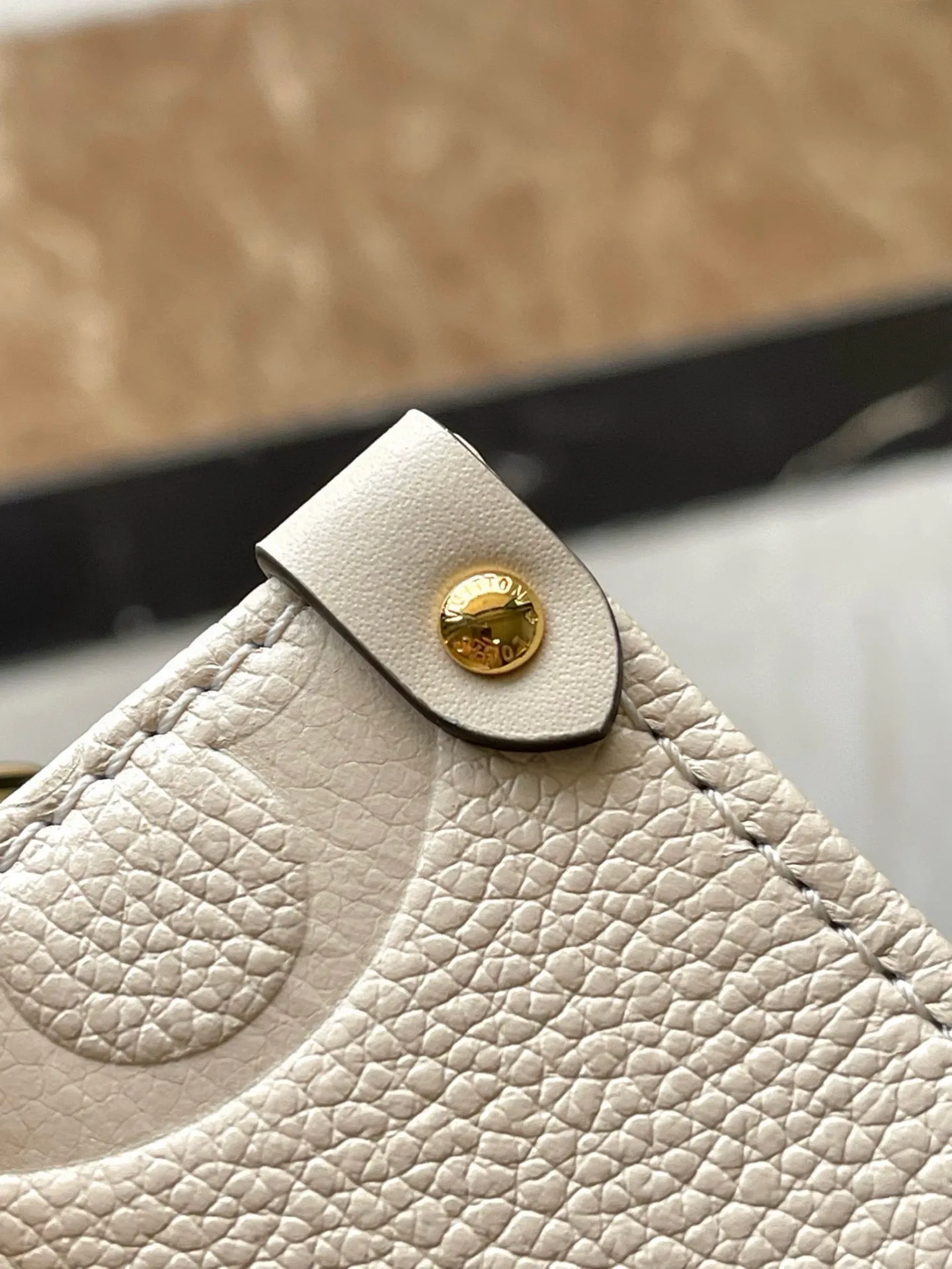 💰1100 (top layer leather) top original order M23698 off-white This small OnTheGo handbag is made of Monogram Empreinte leather embossed with Giant Monogram pattern, highlighting the soft and slender silhouette. The compact interior keeps your daily essentials organized, while the articulated top handle and detachable leather and woven chain shoulder strap allow for a variety of carrying options. Dimensions: 25 × 13 × 10 cm