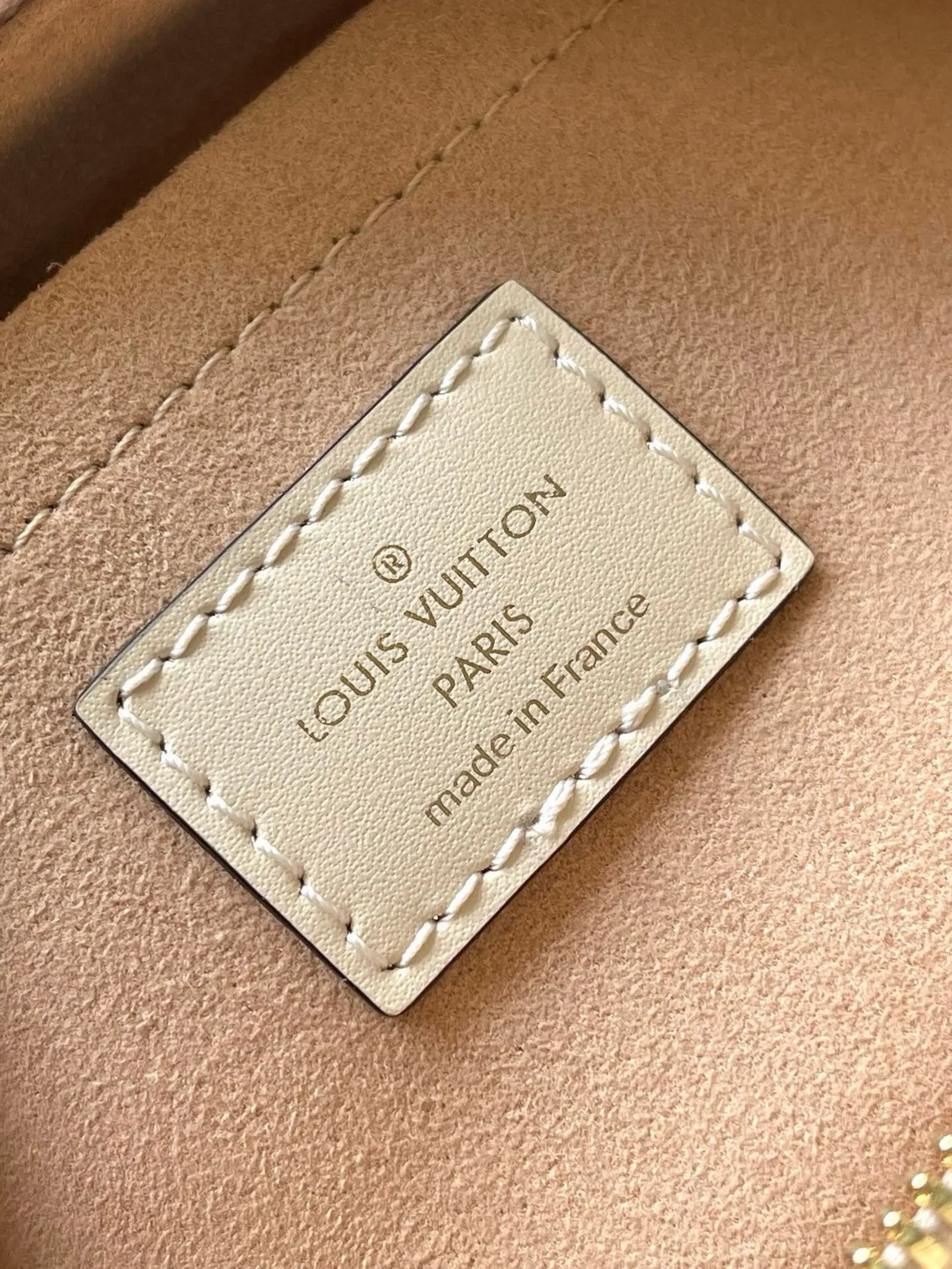 💰1100 (top layer leather) top original order M23698 off-white This small OnTheGo handbag is made of Monogram Empreinte leather embossed with Giant Monogram pattern, highlighting the soft and slender silhouette. The compact interior keeps your daily essentials organized, while the articulated top handle and detachable leather and woven chain shoulder strap allow for a variety of carrying options. Dimensions: 25 × 13 × 10 cm