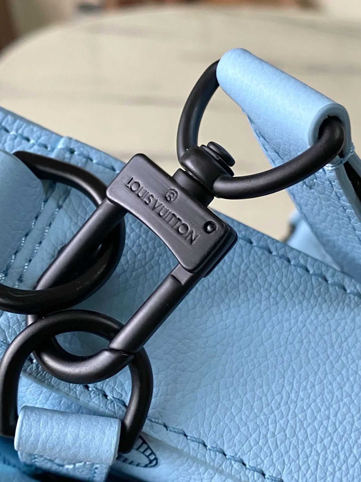 💰1060 (top-grain leather) top-quality original M14781 This Trio messenger bag is made of Monogram embossed cow leather. The zippered front pocket and the small coin purse on the shoulder strap are both detachable, enriching the functional design with the main compartment. The removable and adjustable jacquard fabric shoulder strap is marked with the brand's logo for comfortable shoulder and cross-body wear. Dimensions: 25 x 18.5 x 7 cm.