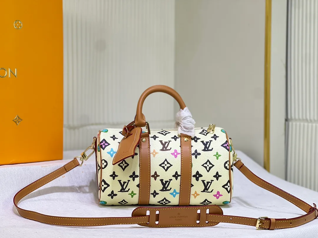 Batch 280💰M24849 White Color Black Color Pillow Bag This Keepall 25 handbag is made of Monogram Eclipse Reverse canvas, showing an elegant reinterpretation of Louis Vuitton's classic pattern. The reinforced straps and leather nameplate continue the iconic elements of the Keepall series, and the zipper closure keeps personal items safe and secure. Dimensions: 25.0 x 15.0 x 11.0cm (Length x Height x Width)