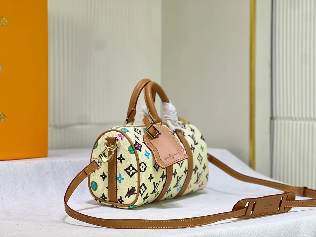 Batch 280💰M24849 White Color Black Color Pillow Bag This Keepall 25 handbag is made of Monogram Eclipse Reverse canvas, showing an elegant reinterpretation of Louis Vuitton's classic pattern. The reinforced straps and leather nameplate continue the iconic elements of the Keepall series, and the zipper closure keeps personal items safe and secure. Dimensions: 25.0 x 15.0 x 11.0cm (Length x Height x Width)