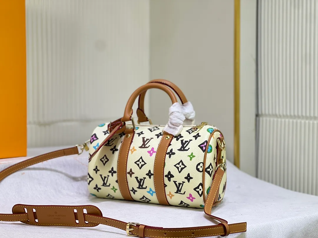 Batch 280💰M24849 White Color Black Color Pillow Bag This Keepall 25 handbag is made of Monogram Eclipse Reverse canvas, showing an elegant reinterpretation of Louis Vuitton's classic pattern. The reinforced straps and leather nameplate continue the iconic elements of the Keepall series, and the zipper closure keeps personal items safe and secure. Dimensions: 25.0 x 15.0 x 11.0cm (Length x Height x Width)