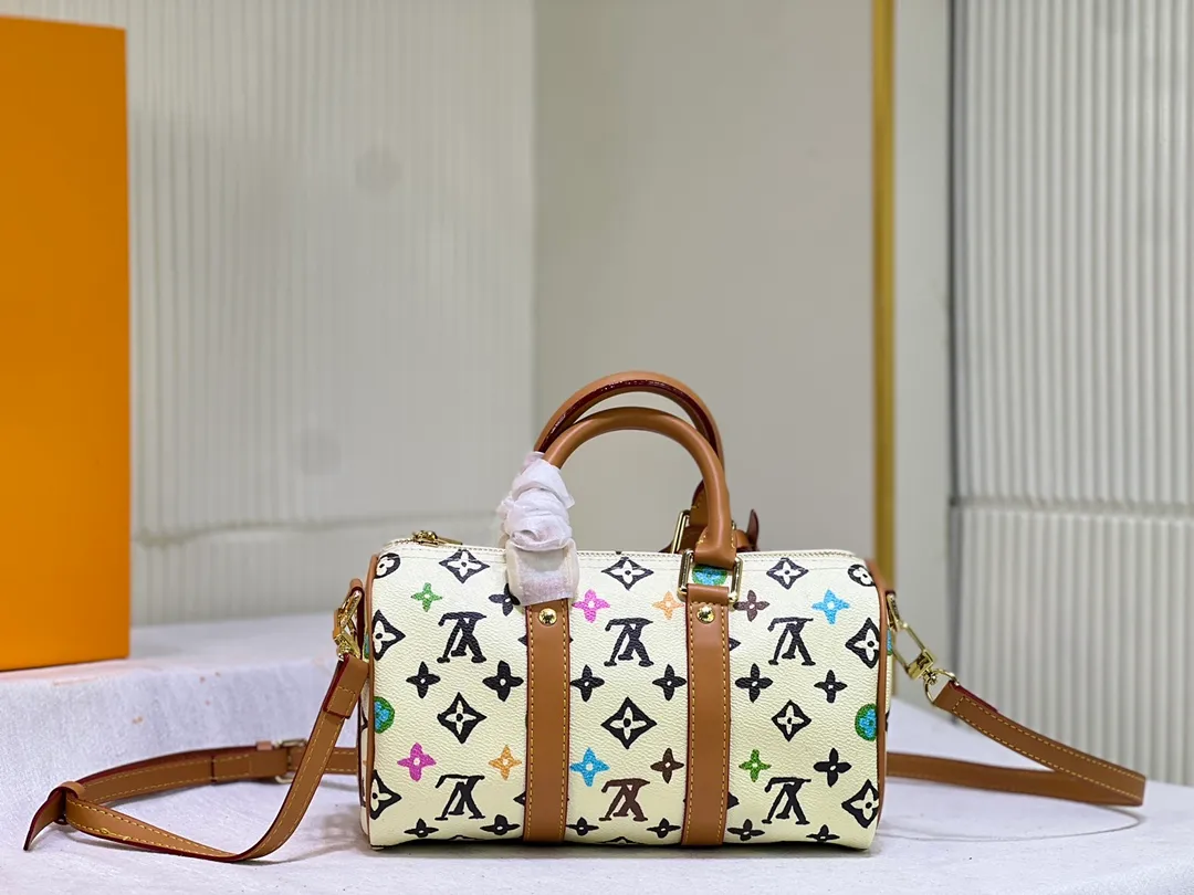 Batch 280💰M24849 White Color Black Color Pillow Bag This Keepall 25 handbag is made of Monogram Eclipse Reverse canvas, showing an elegant reinterpretation of Louis Vuitton's classic pattern. The reinforced straps and leather nameplate continue the iconic elements of the Keepall series, and the zipper closure keeps personal items safe and secure. Dimensions: 25.0 x 15.0 x 11.0cm (Length x Height x Width)