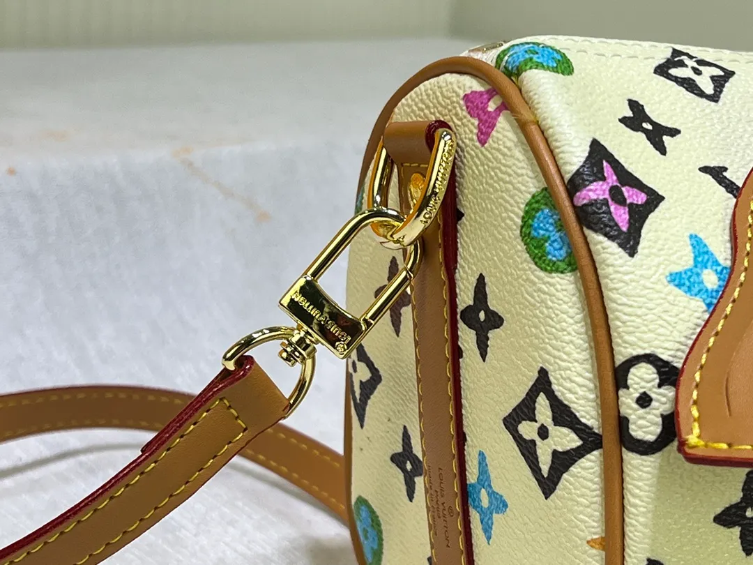 Batch 280💰M24849 White Color Black Color Pillow Bag This Keepall 25 handbag is made of Monogram Eclipse Reverse canvas, showing an elegant reinterpretation of Louis Vuitton's classic pattern. The reinforced straps and leather nameplate continue the iconic elements of the Keepall series, and the zipper closure keeps personal items safe and secure. Dimensions: 25.0 x 15.0 x 11.0cm (Length x Height x Width)