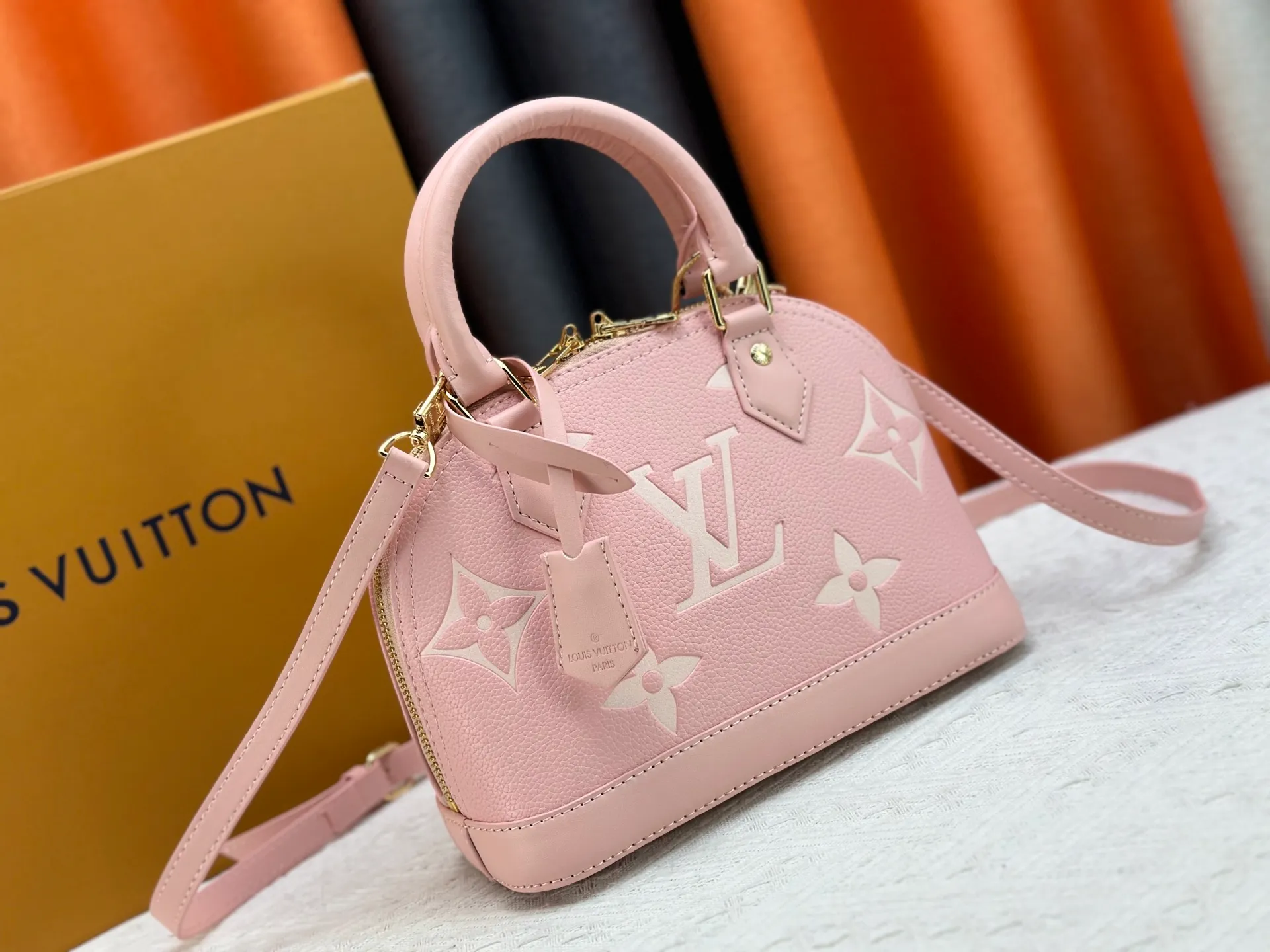 P280 M53152 M13670 The most structured of Louis Vuitton's iconic handbags. Its prototype is a piece designed by Gaston Vuitton and named after the Alma Bridge, which connects two adjacent fashionable districts in Paris. Signature Monogram canvas gives it a classic feel. Dimensions: 25 x 19 x 12 cm (length x height x width)