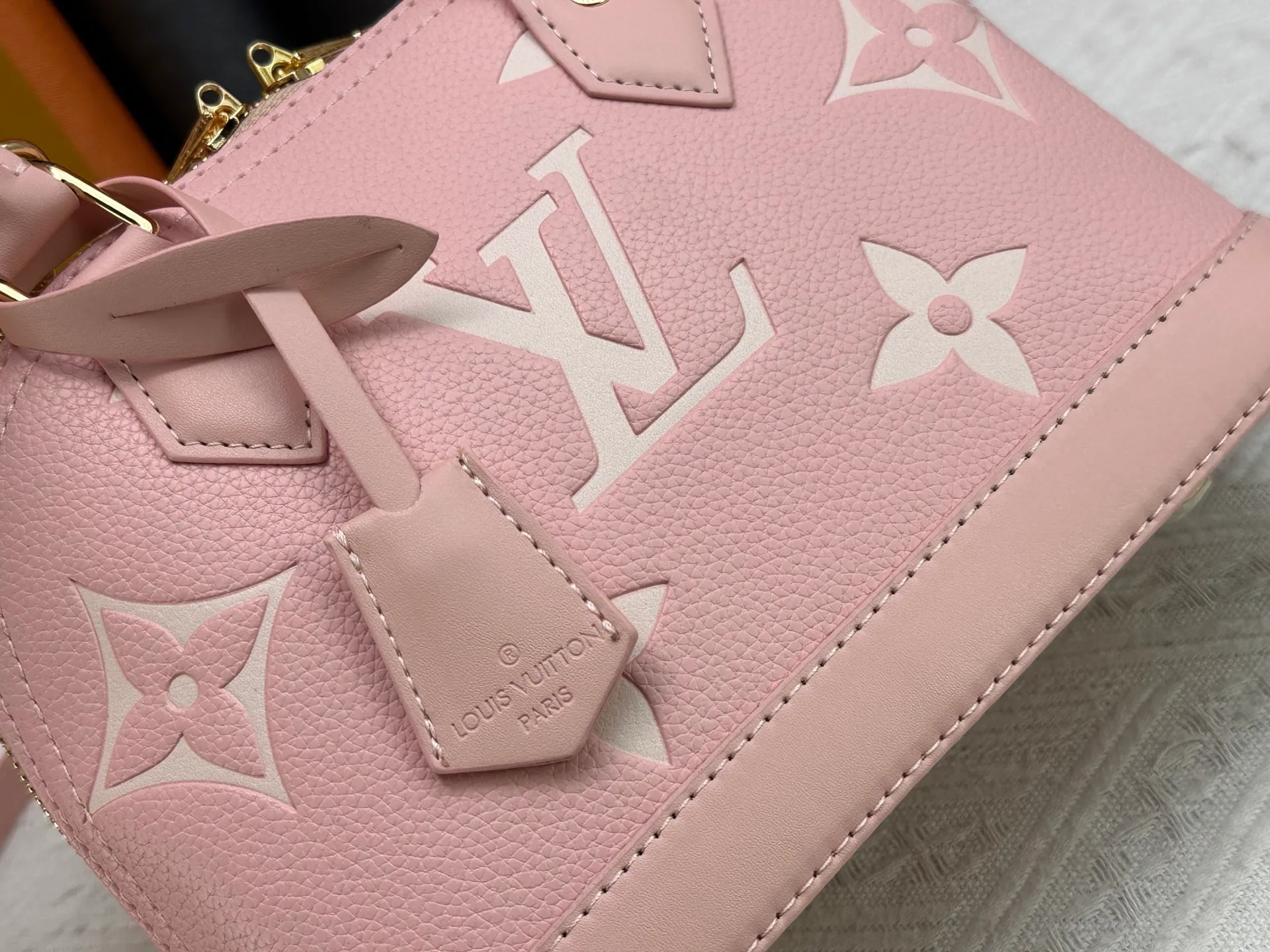 P280 M53152 M13670 The most structured of Louis Vuitton's iconic handbags. Its prototype is a piece designed by Gaston Vuitton and named after the Alma Bridge, which connects two adjacent fashionable districts in Paris. Signature Monogram canvas gives it a classic feel. Dimensions: 25 x 19 x 12 cm (length x height x width)