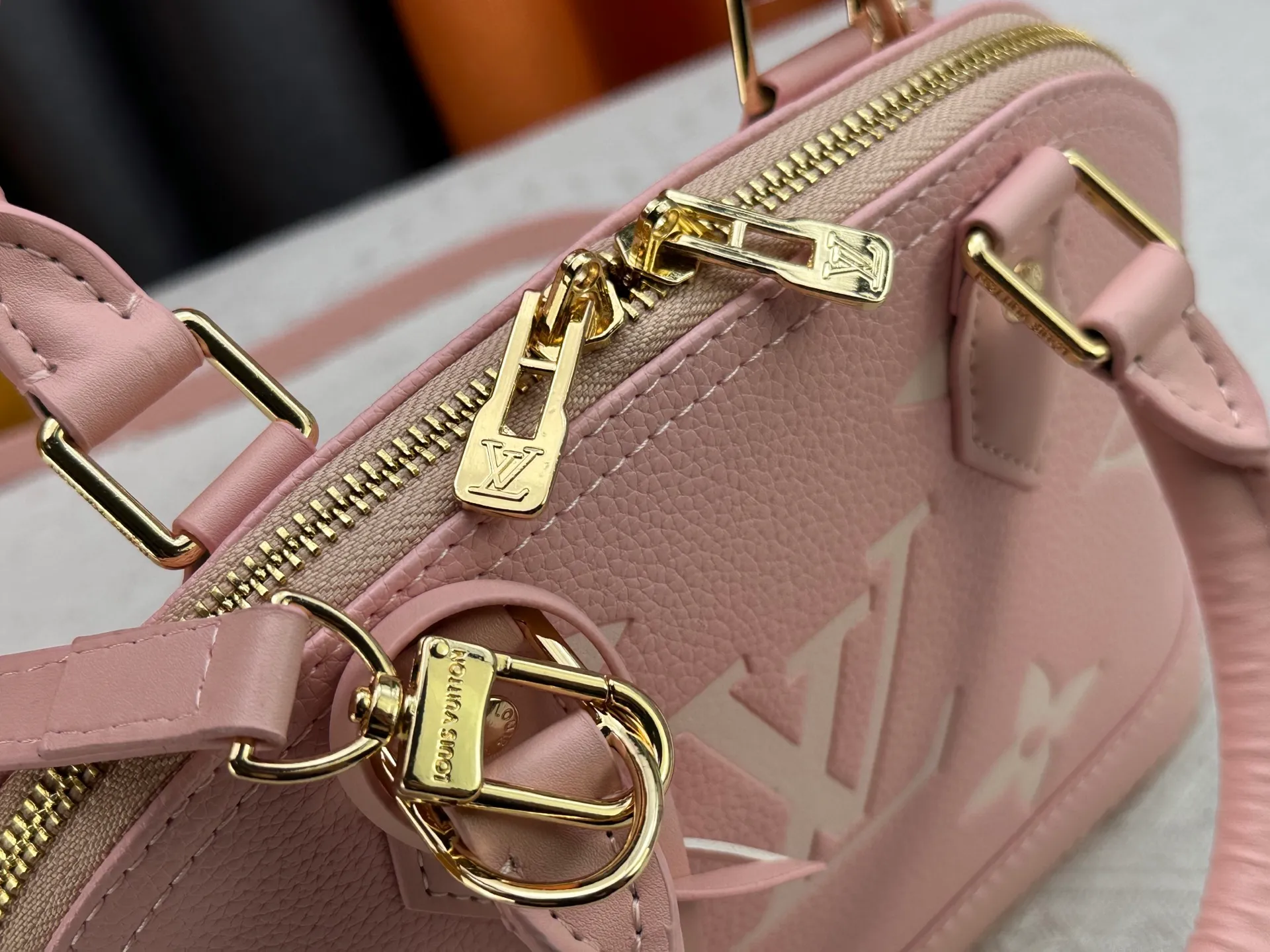 P280 M53152 M13670 The most structured of Louis Vuitton's iconic handbags. Its prototype is a piece designed by Gaston Vuitton and named after the Alma Bridge, which connects two adjacent fashionable districts in Paris. Signature Monogram canvas gives it a classic feel. Dimensions: 25 x 19 x 12 cm (length x height x width)