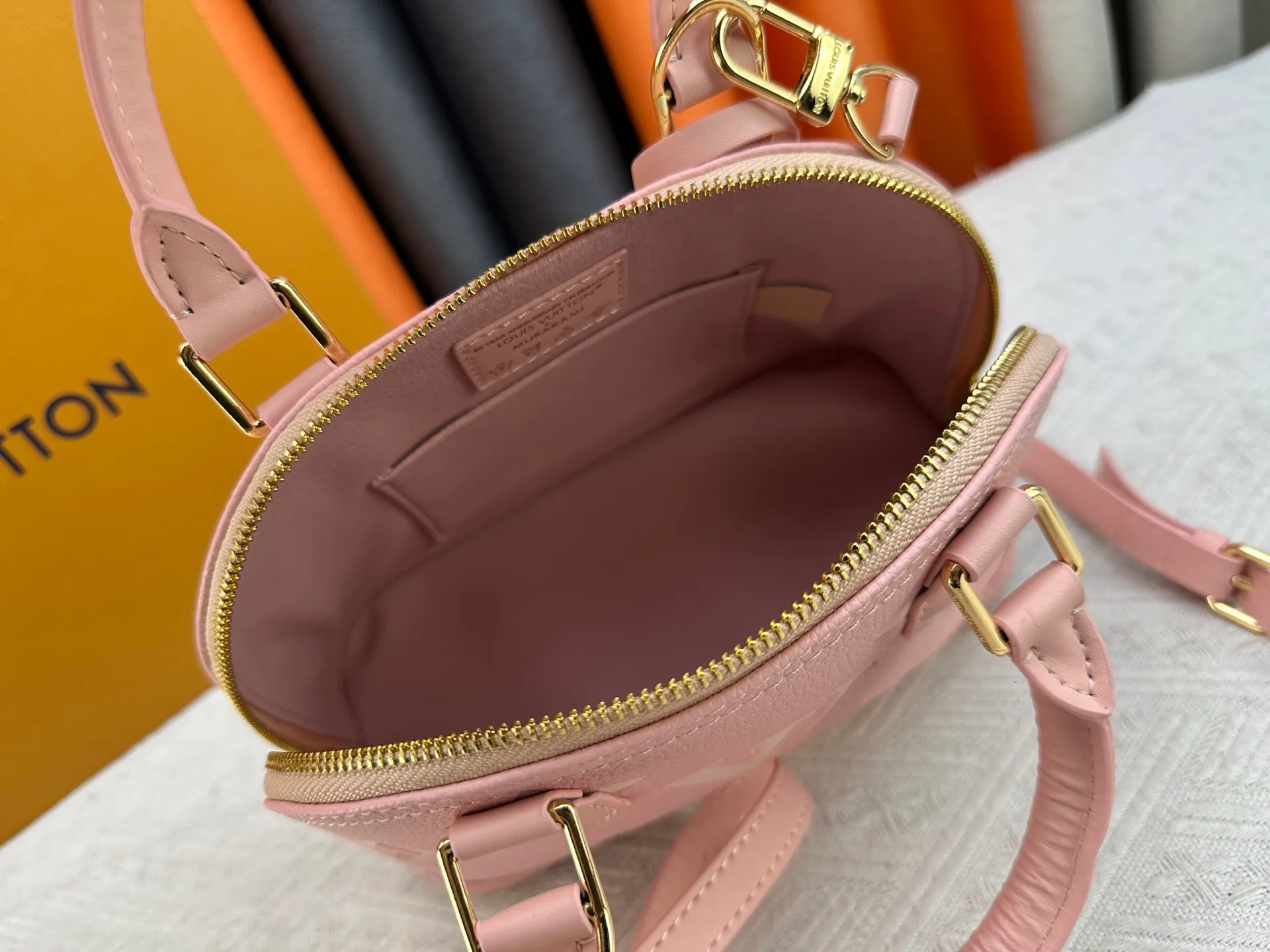 P280 M53152 M13670 The most structured of Louis Vuitton's iconic handbags. Its prototype is a piece designed by Gaston Vuitton and named after the Alma Bridge, which connects two adjacent fashionable districts in Paris. Signature Monogram canvas gives it a classic feel. Dimensions: 25 x 19 x 12 cm (length x height x width)