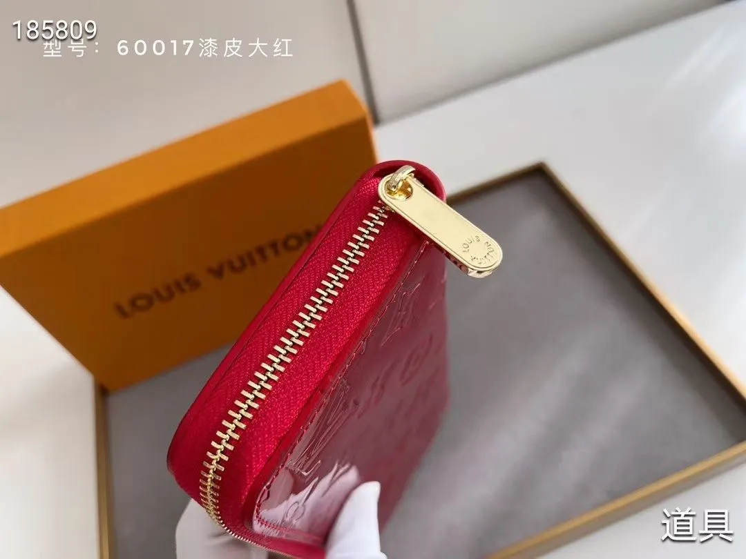 P140💰#Patent leather glossy embossed This classic LV Zippy zipper wallet is exquisite and soft, with spacious capacity and exquisite gold accessories, showing elegance in a low-key manner. Embossed calfskin with smooth leather trim, 8 credit card slots, zipped coin compartment, 3 large compartments for documents and passports, 2 flat pockets. Model: M60017 patent leather Size: 19x10 Coding: nn96/195175/59
