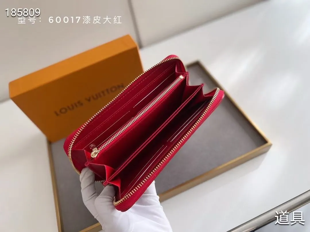 P140💰#Patent leather glossy embossed This classic LV Zippy zipper wallet is exquisite and soft, with spacious capacity and exquisite gold accessories, showing elegance in a low-key manner. Embossed calfskin with smooth leather trim, 8 credit card slots, zipped coin compartment, 3 large compartments for documents and passports, 2 flat pockets. Model: M60017 patent leather Size: 19x10 Coding: nn96/195175/59