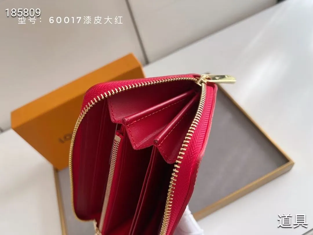 P140💰#Patent leather glossy embossed This classic LV Zippy zipper wallet is exquisite and soft, with spacious capacity and exquisite gold accessories, showing elegance in a low-key manner. Embossed calfskin with smooth leather trim, 8 credit card slots, zipped coin compartment, 3 large compartments for documents and passports, 2 flat pockets. Model: M60017 patent leather Size: 19x10 Coding: nn96/195175/59