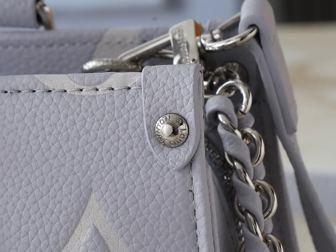 💰240💰Upgraded from the original M15192 M23640 M23698 M14213 M14236 M46653 This OnTheGo East West handbag is from the LV Milky Way series. It renders the iconic Monogram Empreinte leather in seasonal colors, complementing the shiny metal parts and detachable woven chain. The inner and outer compartments can store daily necessities in an orderly manner, and the compact size makes it easy to carry in a variety of ways. Dimensions: 25.0 x 13.0 x 10.0 cm (length x height x width)