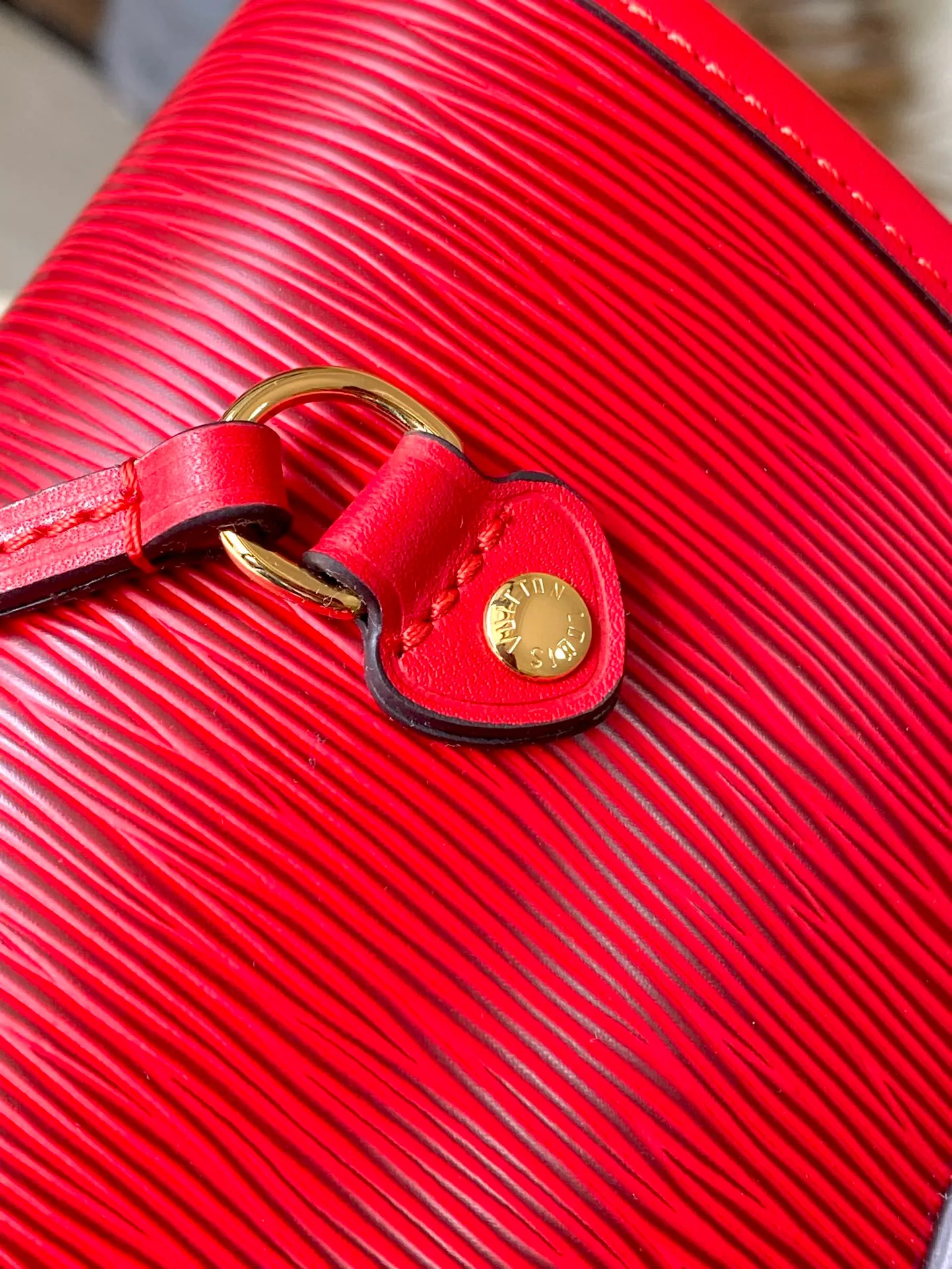 💰1320 (First-Grade Leather) Top Original M12755 Red This classic Neverfull MM handbag combines timeless design and traditional details, making it ideal for carrying to work and other occasions. The new version is made from signature Epi leather and has adjustable elastic straps on both sides to create a tight silhouette. The interior of the bag is spacious enough to store a 13-inch laptop, and the detachable zippered storage bag can be used as a clutch or as an extra pocket to store valuables. Dimensions: 31 x 28 x 14 cm (length x height x width)