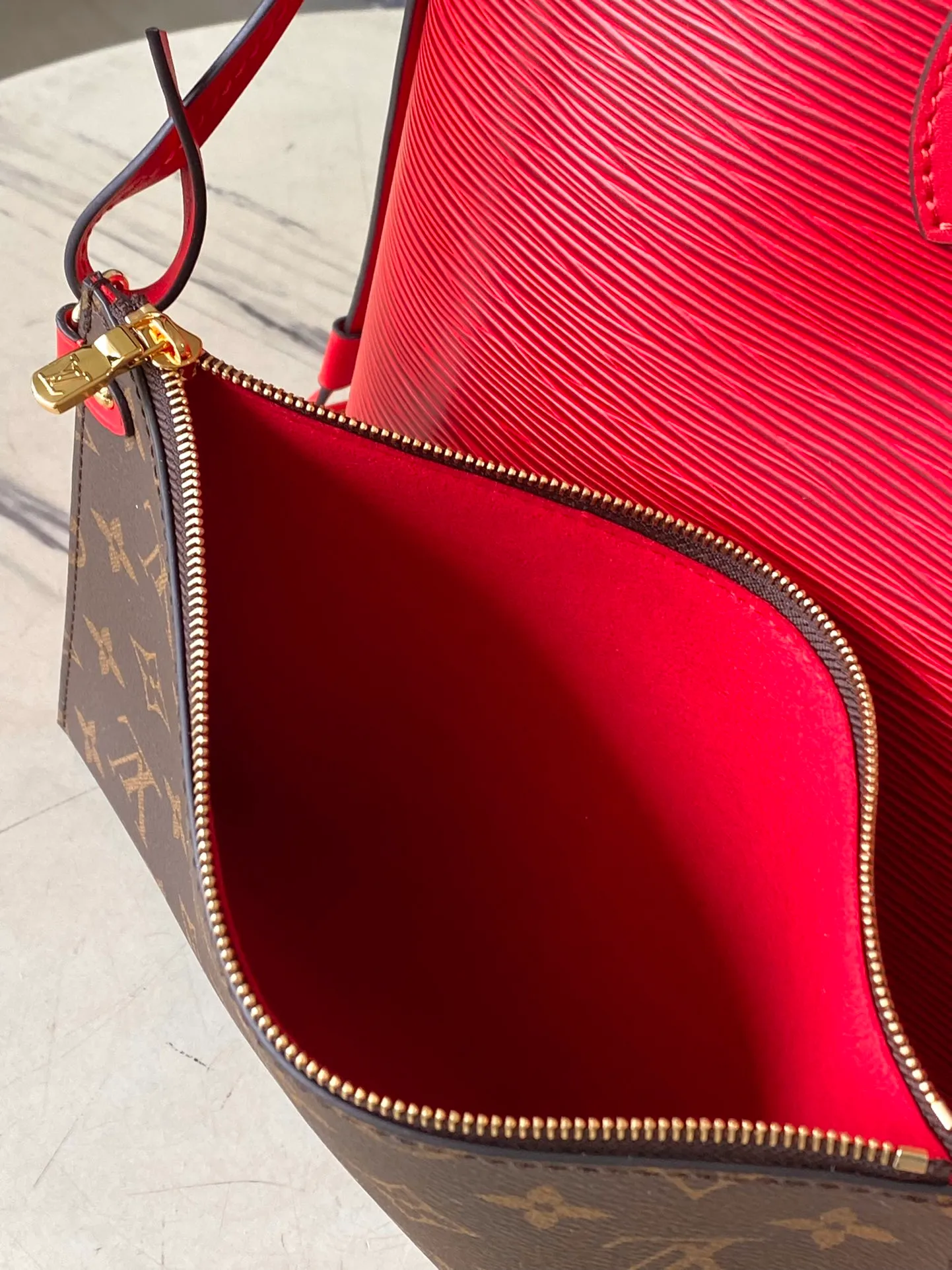 💰1320 (First-Grade Leather) Top Original M12755 Red This classic Neverfull MM handbag combines timeless design and traditional details, making it ideal for carrying to work and other occasions. The new version is made from signature Epi leather and has adjustable elastic straps on both sides to create a tight silhouette. The interior of the bag is spacious enough to store a 13-inch laptop, and the detachable zippered storage bag can be used as a clutch or as an extra pocket to store valuables. Dimensions: 31 x 28 x 14 cm (length x height x width)