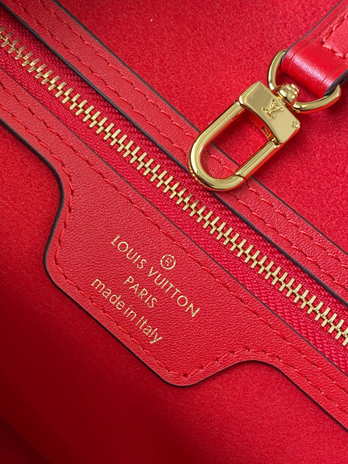 💰1320 (First-Grade Leather) Top Original M12755 Red This classic Neverfull MM handbag combines timeless design and traditional details, making it ideal for carrying to work and other occasions. The new version is made from signature Epi leather and has adjustable elastic straps on both sides to create a tight silhouette. The interior of the bag is spacious enough to store a 13-inch laptop, and the detachable zippered storage bag can be used as a clutch or as an extra pocket to store valuables. Dimensions: 31 x 28 x 14 cm (length x height x width)