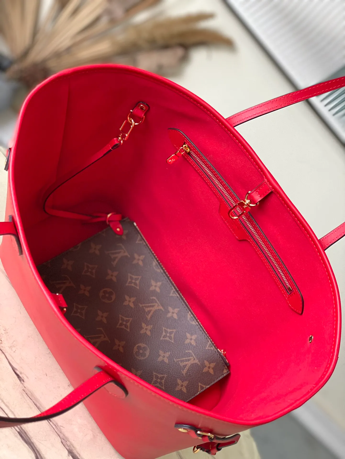 💰1320 (First-Grade Leather) Top Original M12755 Red This classic Neverfull MM handbag combines timeless design and traditional details, making it ideal for carrying to work and other occasions. The new version is made from signature Epi leather and has adjustable elastic straps on both sides to create a tight silhouette. The interior of the bag is spacious enough to store a 13-inch laptop, and the detachable zippered storage bag can be used as a clutch or as an extra pocket to store valuables. Dimensions: 31 x 28 x 14 cm (length x height x width)