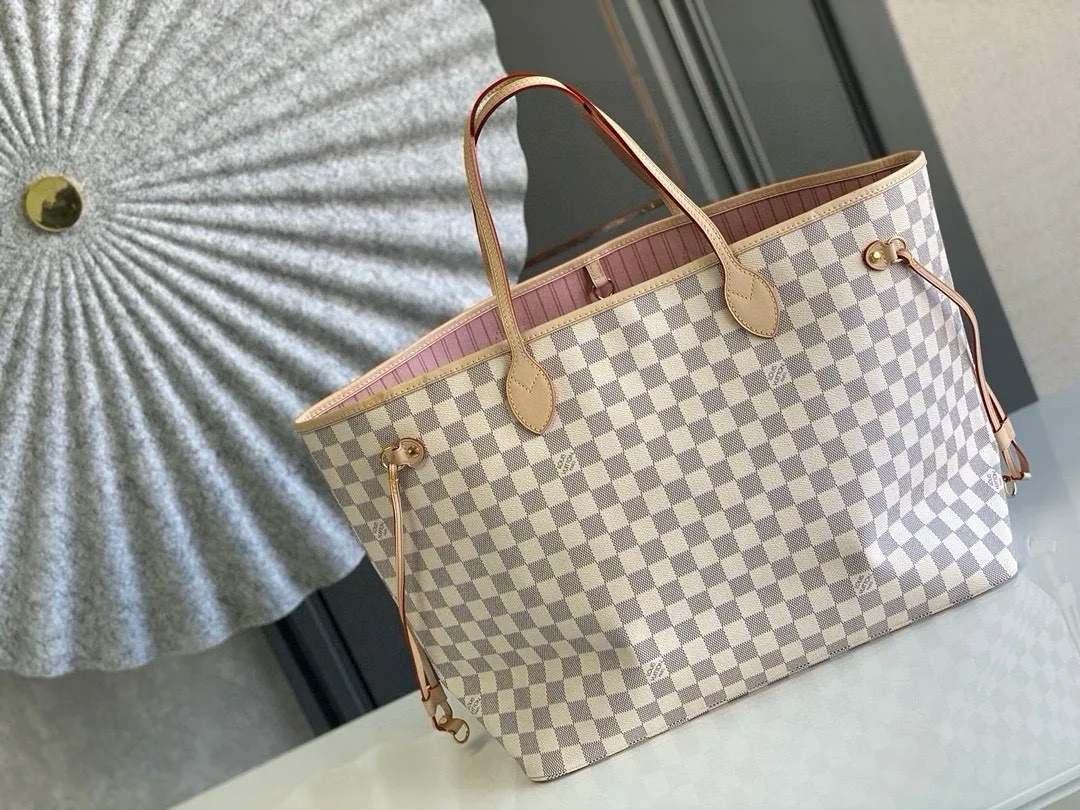 💰800 (large steel nails) top original N41604 NEVERFULL large handbag The legendary Neverfull handbag: always able to meet your various needs for handbags. It has a large capacity but is not bulky. It is stiff and soft to the touch, making it suitable for home and travel. Tighten the side ties and it instantly transforms into a stylish urban handbag. Loosen the straps and it transforms into a chic and practical handbag. The slender leather handle can be carried over the shoulder or between the arms. The model shown here is made of Damier Azur canvas.  39 cm